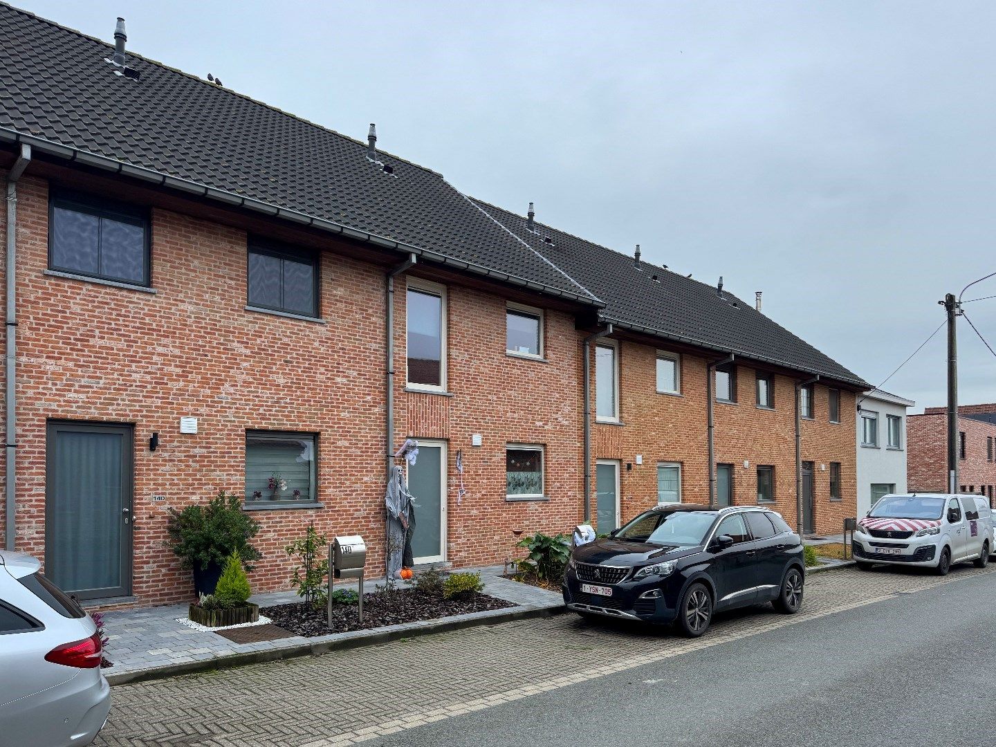 Rijwoning met 3 slaapkamers, garage en tuintje. foto {{pictureIndex}}