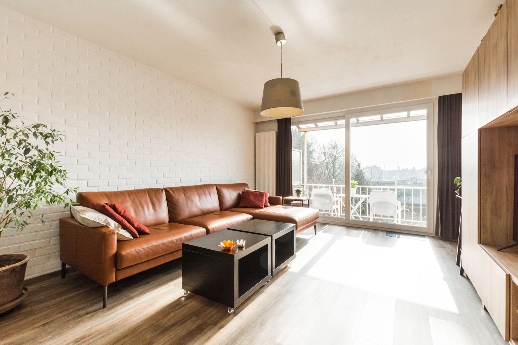 Instapklaar appartement met terras, ruime garage en kelder foto 3