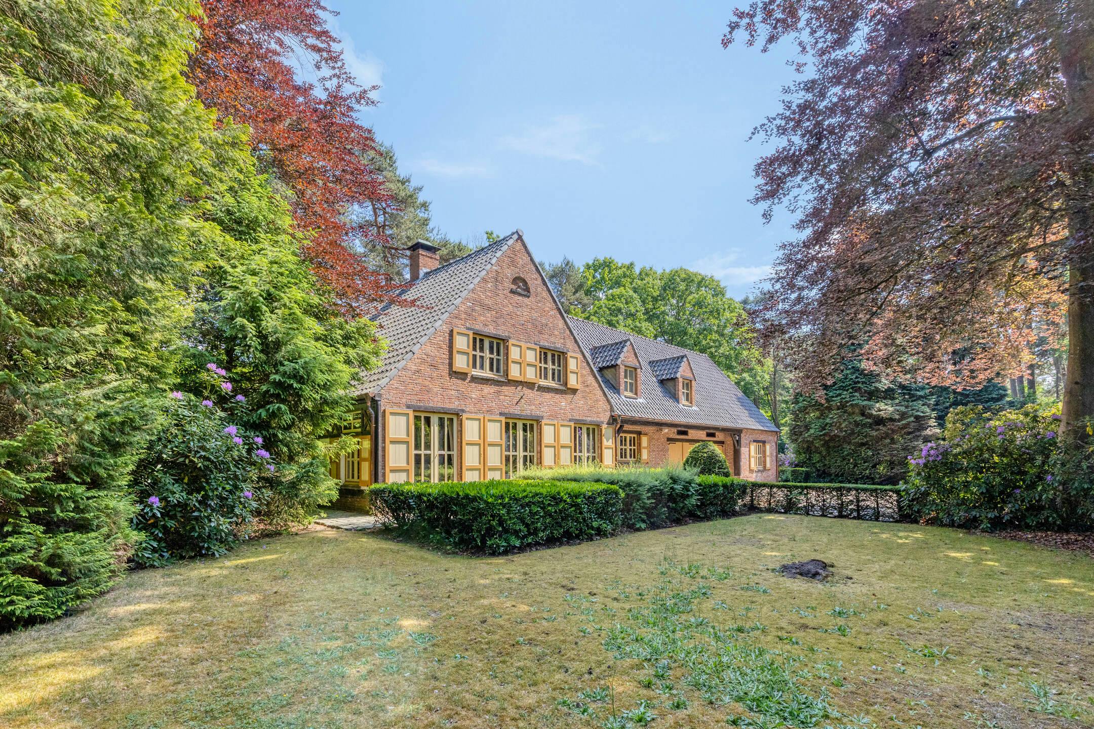 Hoofdfoto van de publicatie: Karaktervolle villa met bijgebouw te koop in Schilde