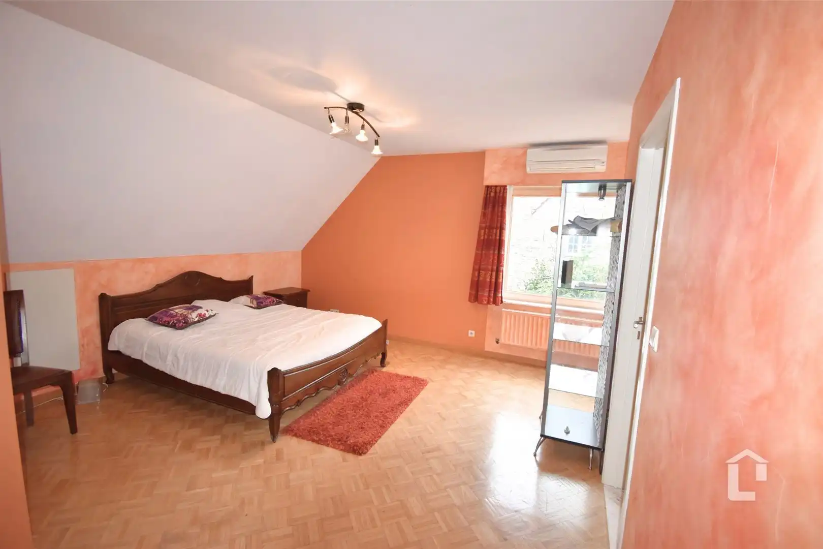 Ruime, unieke villa met bureaus in woonwijk foto 11