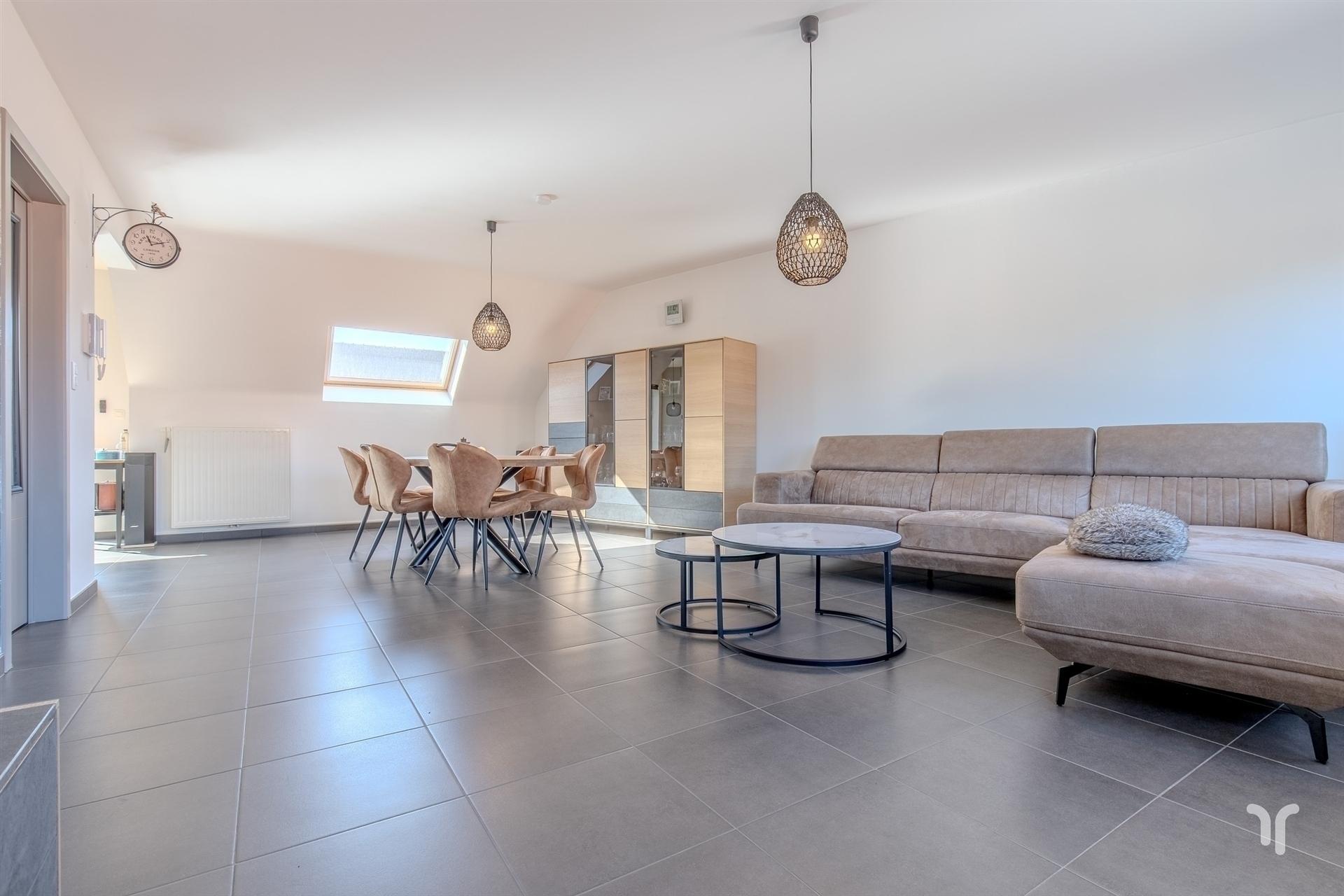 Ruim duplexappartement met 3 slaapkamers en 2 badkamers. foto 3