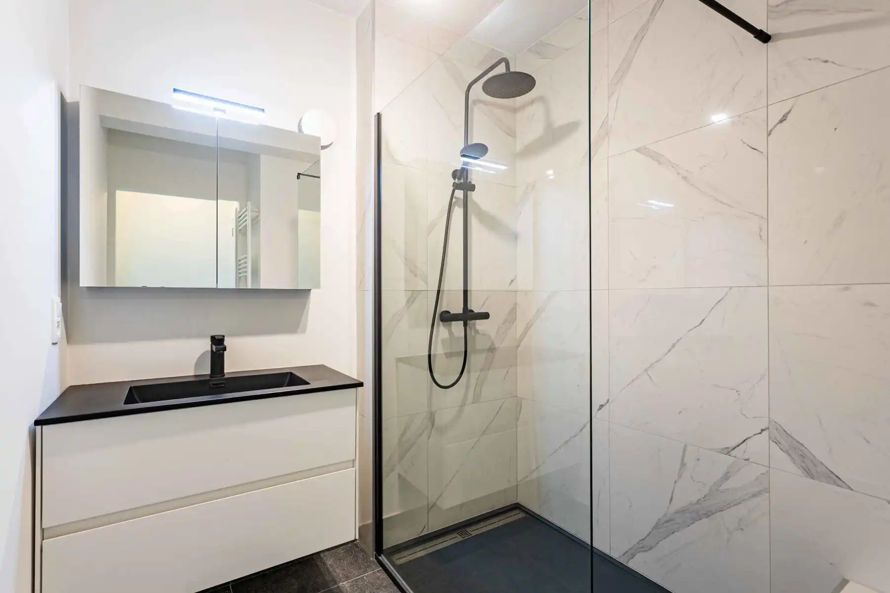 Erg ruim appartement met groot terras! foto 12