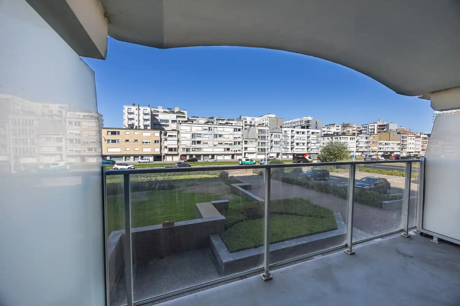 Studio met ruim terras op steenworp van strand foto 4