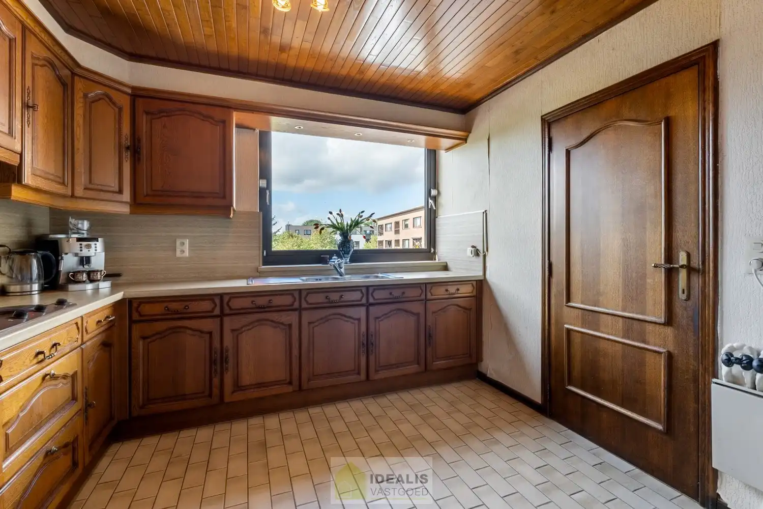 IDEALIS VASTGOED – CENTRAAL, DOCH ZEER RUSTIG GELEGEN 3-SLPKMR APPARTEMENT IN HET CENTRUM VAN HEPPEN (LEOPOLDSBURG)! – Correct onderhouden appartement van ca. 100m² op de tweede verdieping met een aangename leefruimte met aansluitend keuken, 3 slaapkamers, bergruimte en badkamer. Het appartement beschikt tevens over een privatieve kelder en aparte garagebox. Geschikt voor zij die zoeken naar betaalbaar wonen in het centrum van Heppen. foto 8
