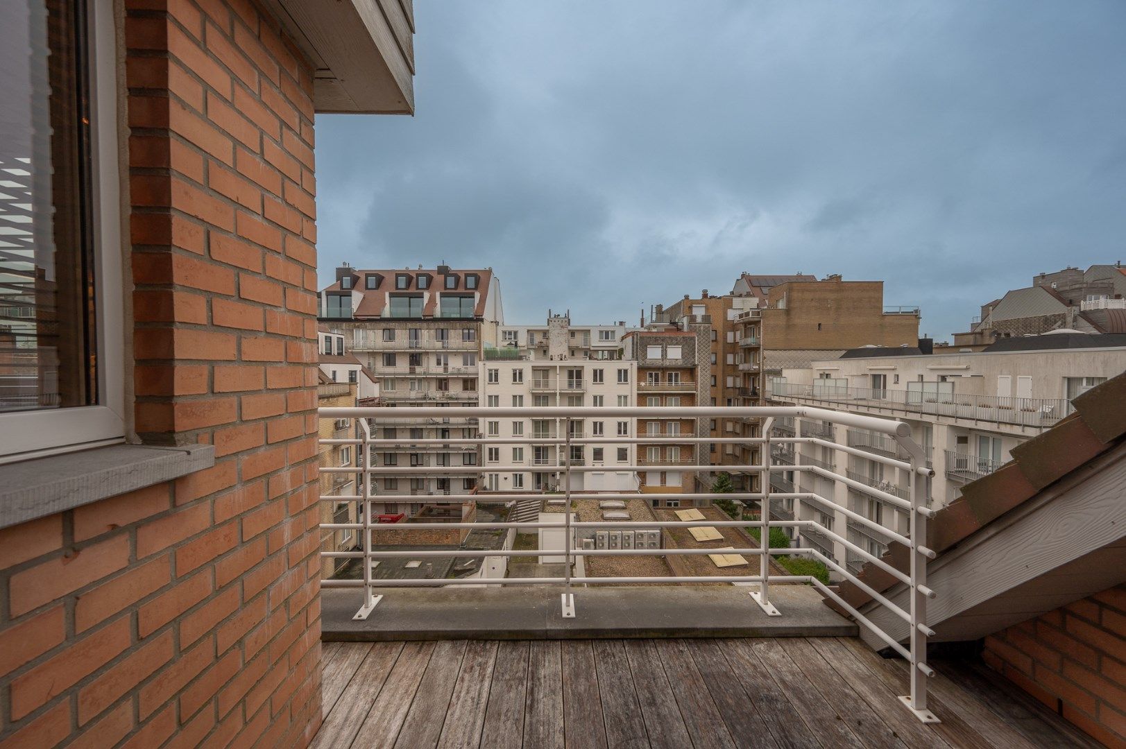 Uitzonderlijk afgewerkt duplex dakappartement gelegen aan de zuidkant van de Kustlaan, vlakbij het Driehoeksplein. foto 14