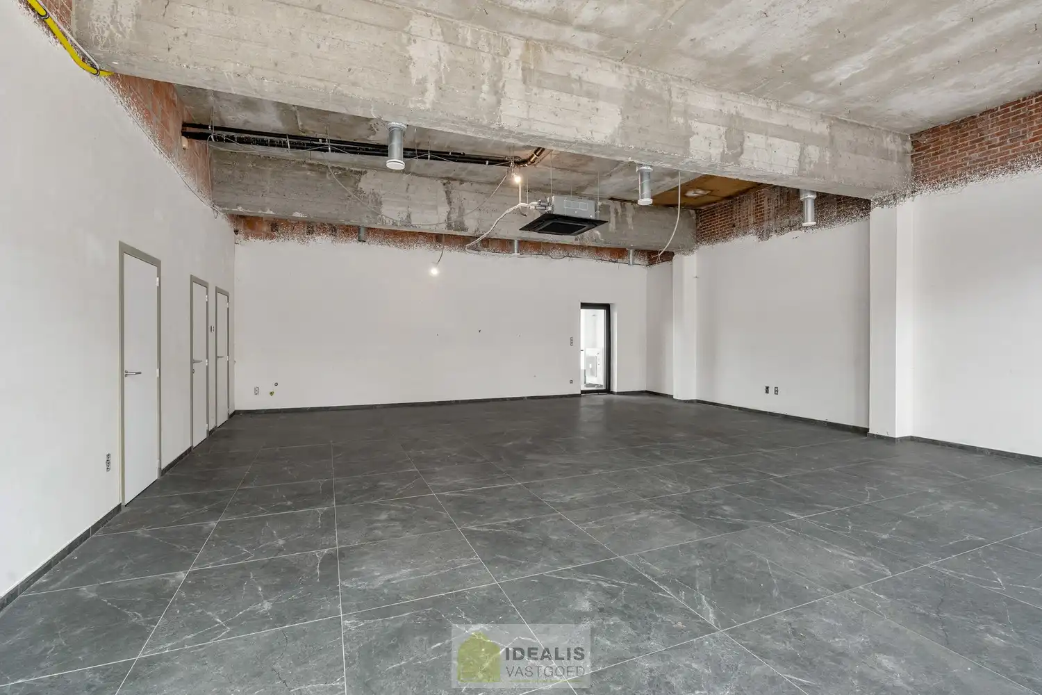IDEALIS VASTGOED - HANDELSRUIMTE MET TAL VAN MOGELIJKHEDEN OP EEN TOPLOCATIE NABIJ HET CENTRUM VAN HEPPEN (LEOPOLDSBURG)! Dit handelspand van +- 90m² is gelegen langs de Diestersteenweg waardoor het een toplocatie is om handel te drijven met parkeergelegenheid achter het pand. Gemakkelijk te bereiken te voet, per auto én openbaar vervoer en gelegen op een absolute zichtlocatie langs een drukke doorgansweg en nog volledig naar eigen smaak af te werken en in te richten! foto 8