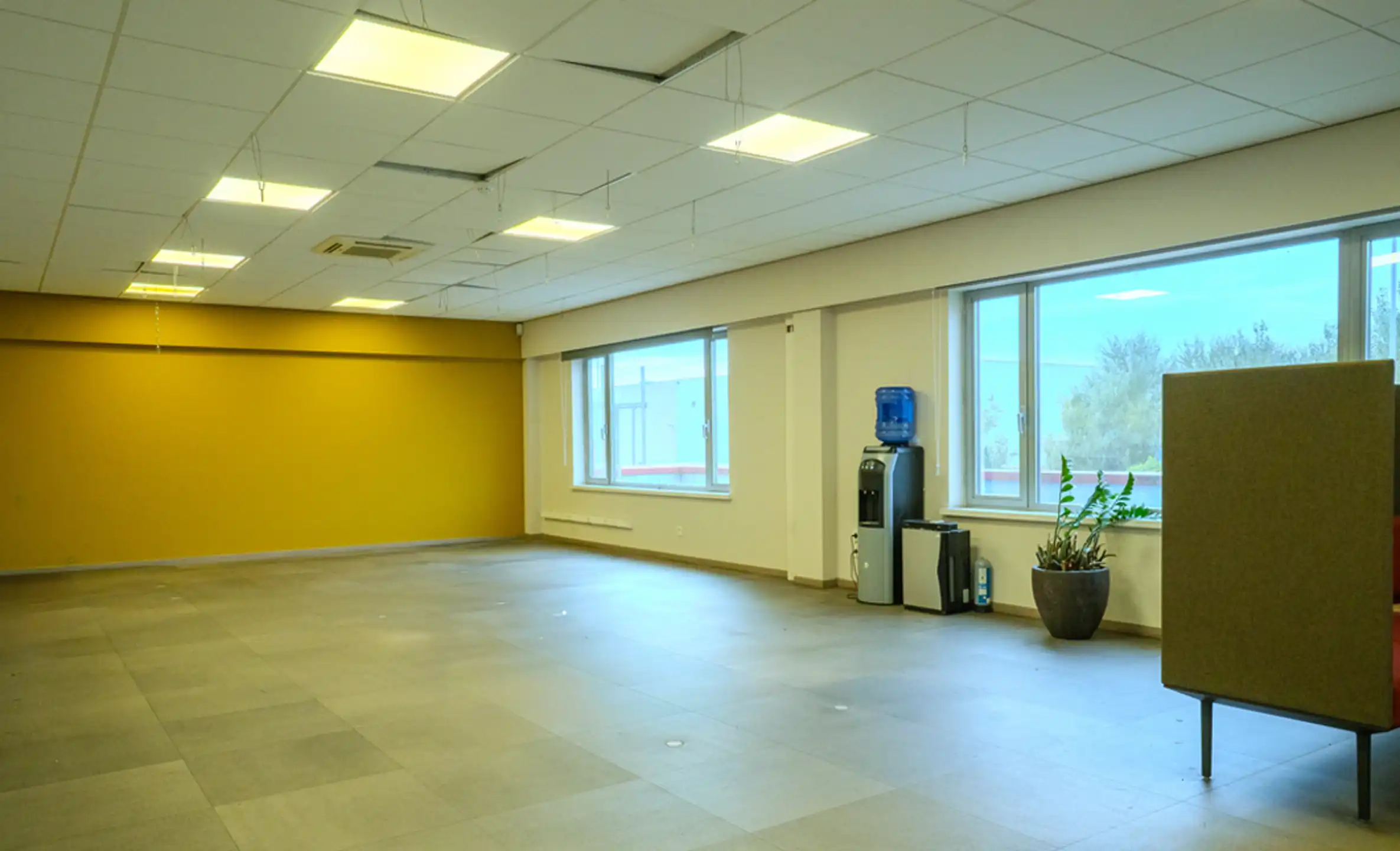 Kantoren  460m² & magazijn 3000m² te huur op 5992m² grondopp foto 12