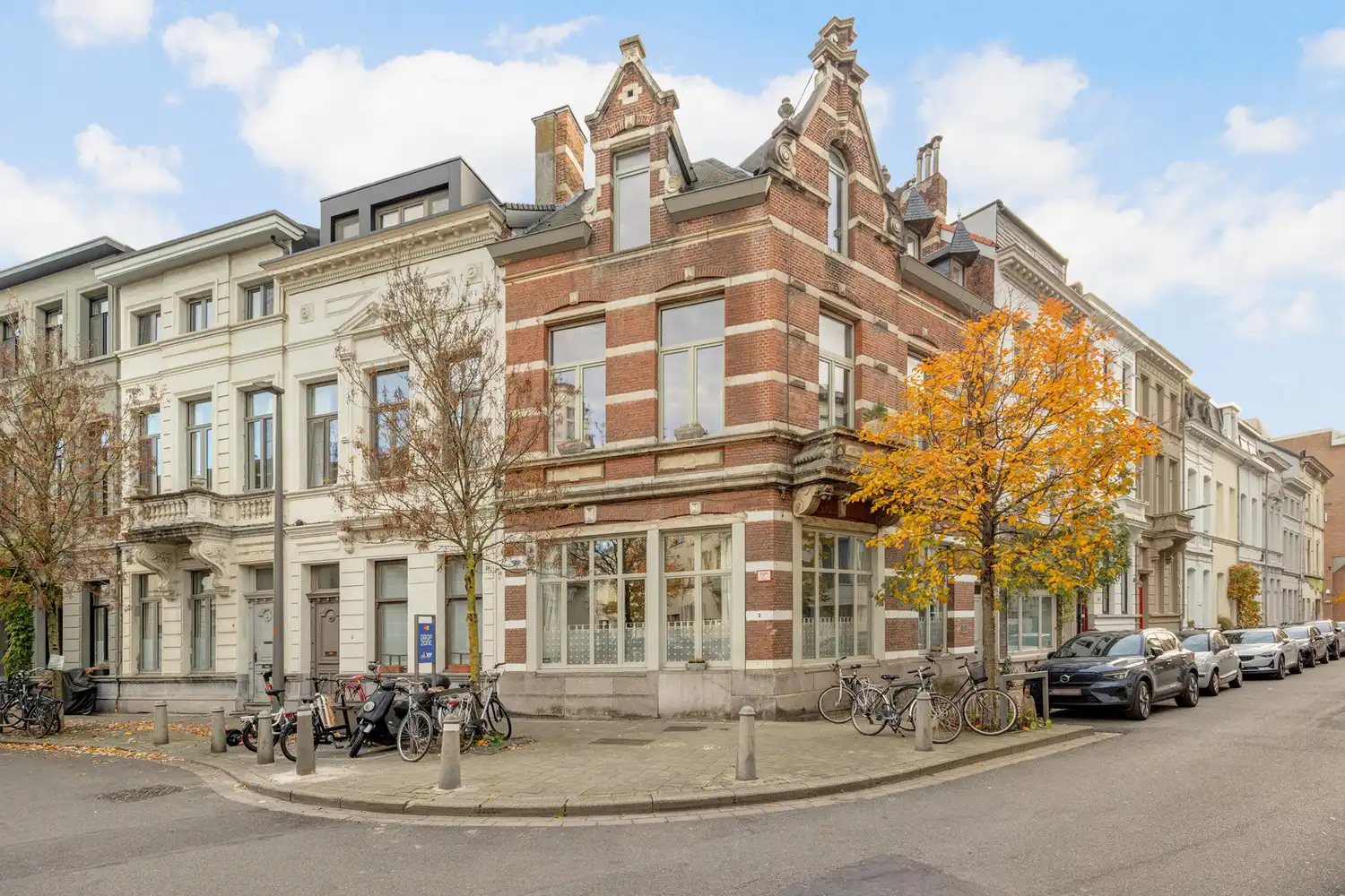 Karaktervolle en lumineuze burgerwoning (262m²) met aangename buitenruimte op hoeklocatie in hartje Zurenborg foto 2