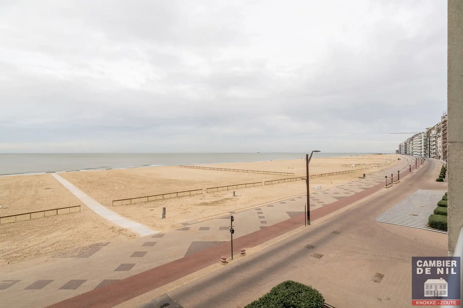 Lichtrijk, ongemeubeld, 3-slaapkamerappartement met frontaal zeezicht aan Albertplein – Hartje Zoute foto 4