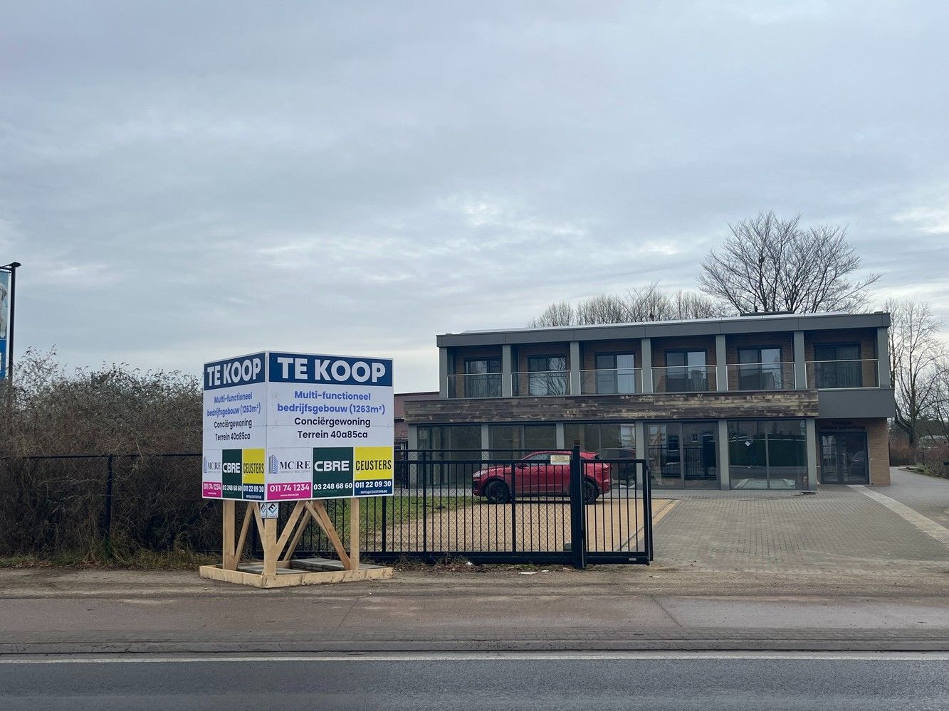 Bedrijfsgebouw met woning foto 2