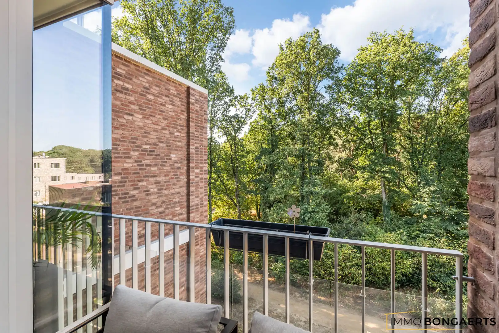 Recent modern appartement met kelder en parkeergarage foto 10