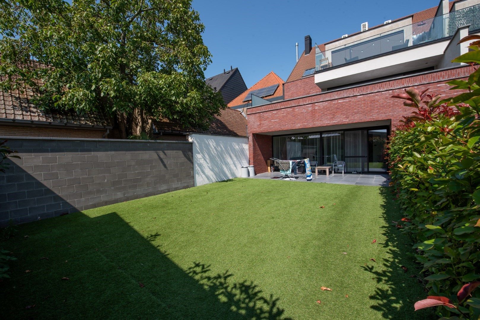 Gelijkvloers appartement met 2 slaapkamers, tuin en terras, carport en tuinberging. foto 14