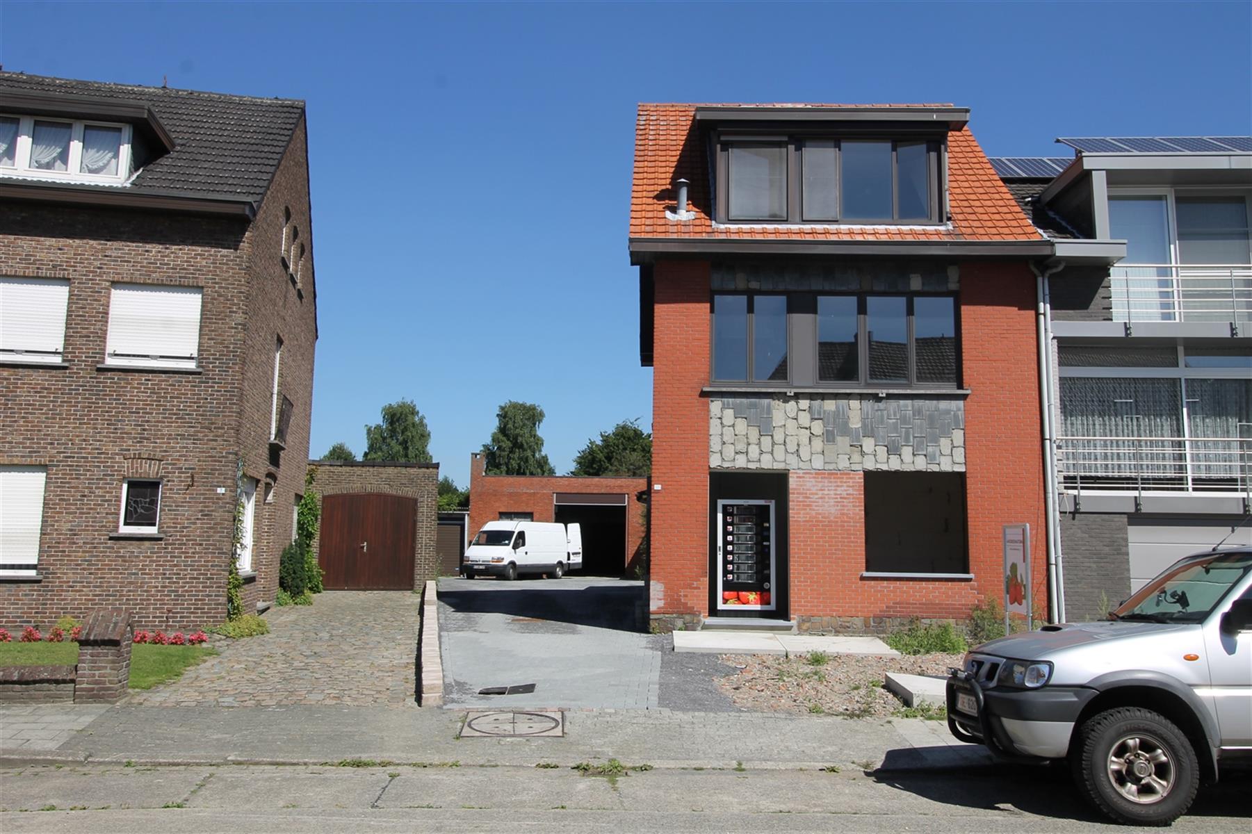 Opslagruimte in L--vorm van ongeveer 200m² links achteraan - met de opslagruimte rechts achteraan. foto 9