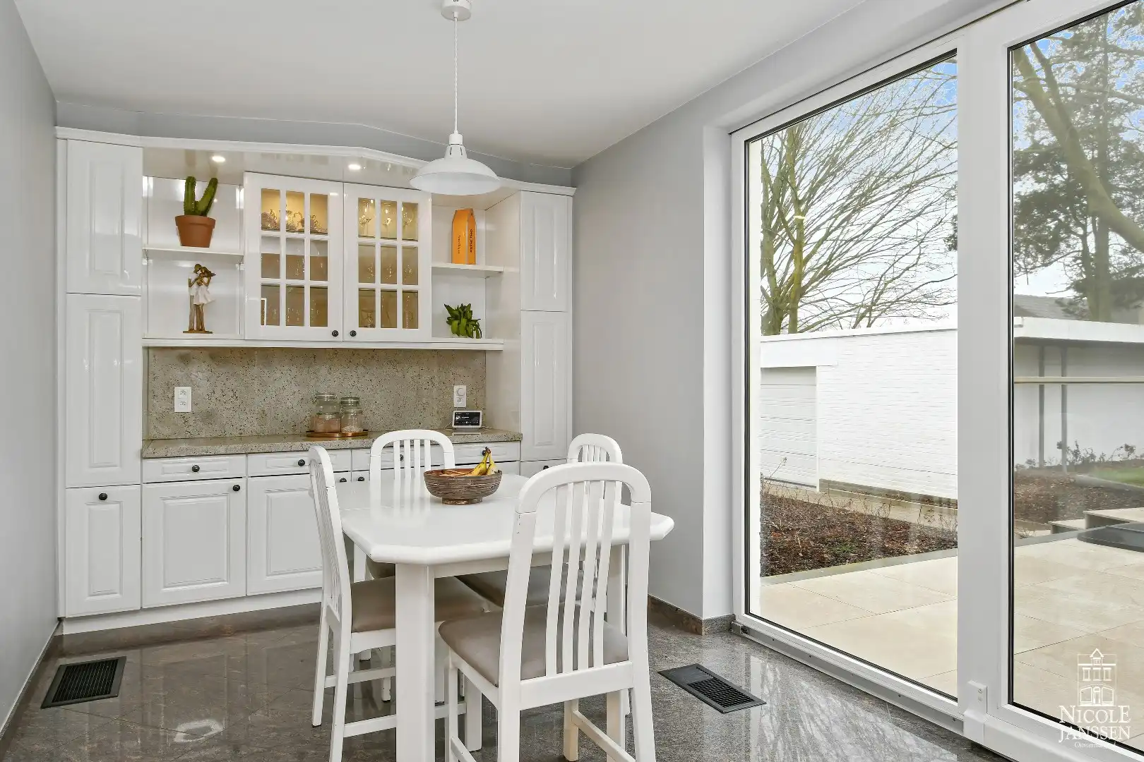 Charmante vrijstaande gezinswoning met grote garage en mooie tuin   foto 13