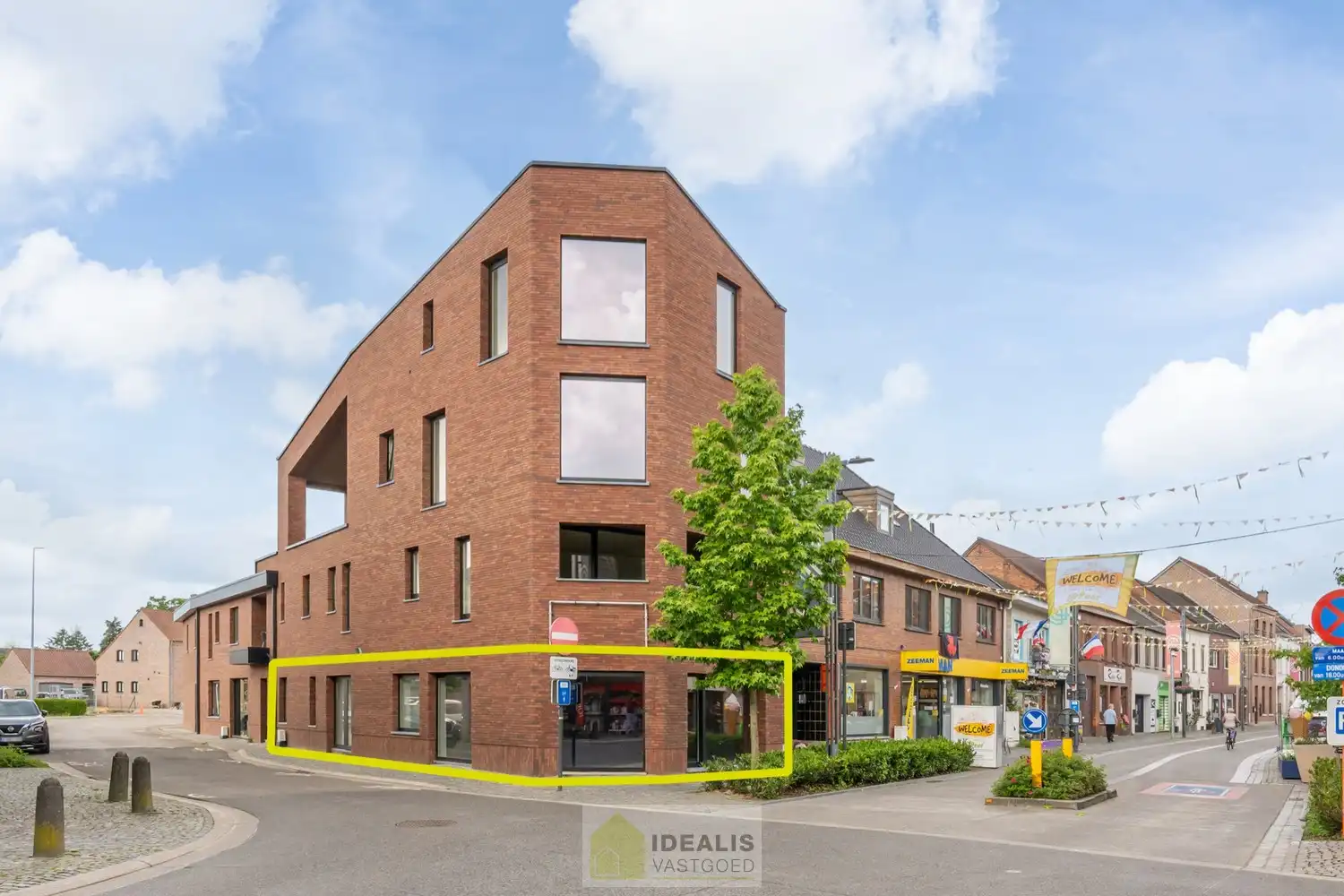 IDEALIS VASTGOED - HANDELSRUIMTE MET TAL VAN MOGELIJKHEDEN OP EEN TOPLOCATIE IN HET CENTRUM VAN PEER! Dit handelspand van +- 92m² is gelegen op de meest levendige winkelstraat van Peer met een breed aanbod aan winkels, restaurants en dienstverlenende bedrijven. Gemakkelijk te bereiken te voet, per auto én openbaar vervoer  en gelegen op een absolute zichtlocatie! foto {{pictureIndex}}