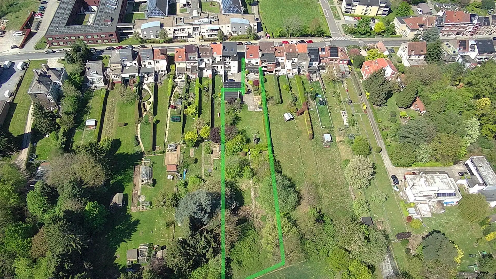 Stevige 3-gevel, 5 slpks, dubbele garage, centrum, ±17are foto 3