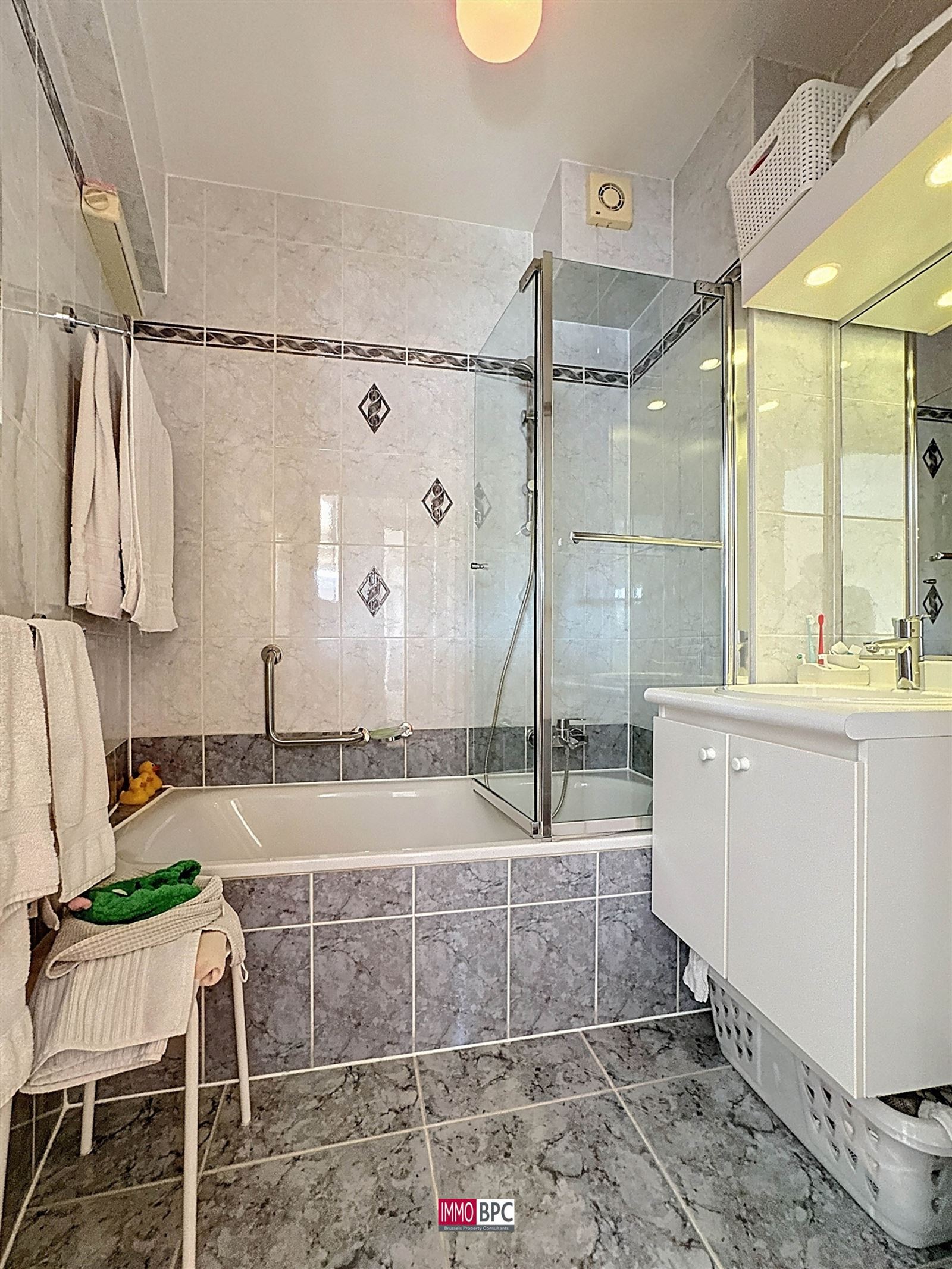 Instapklaar appartement met 2 slaapkamers met  garage  foto 14