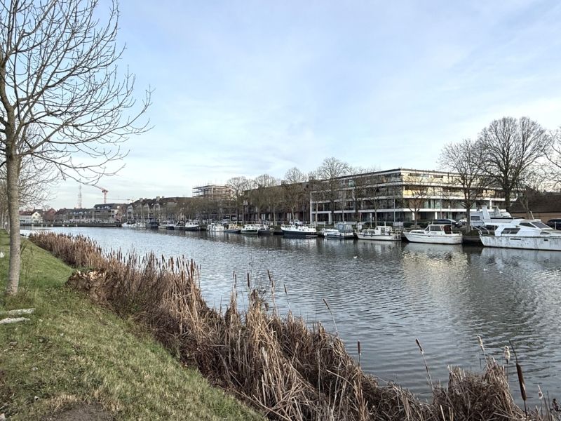 Rustig en zongeoriënteerd 3-slaapkamerappartement met terras en open uitzicht op water foto {{pictureIndex}}