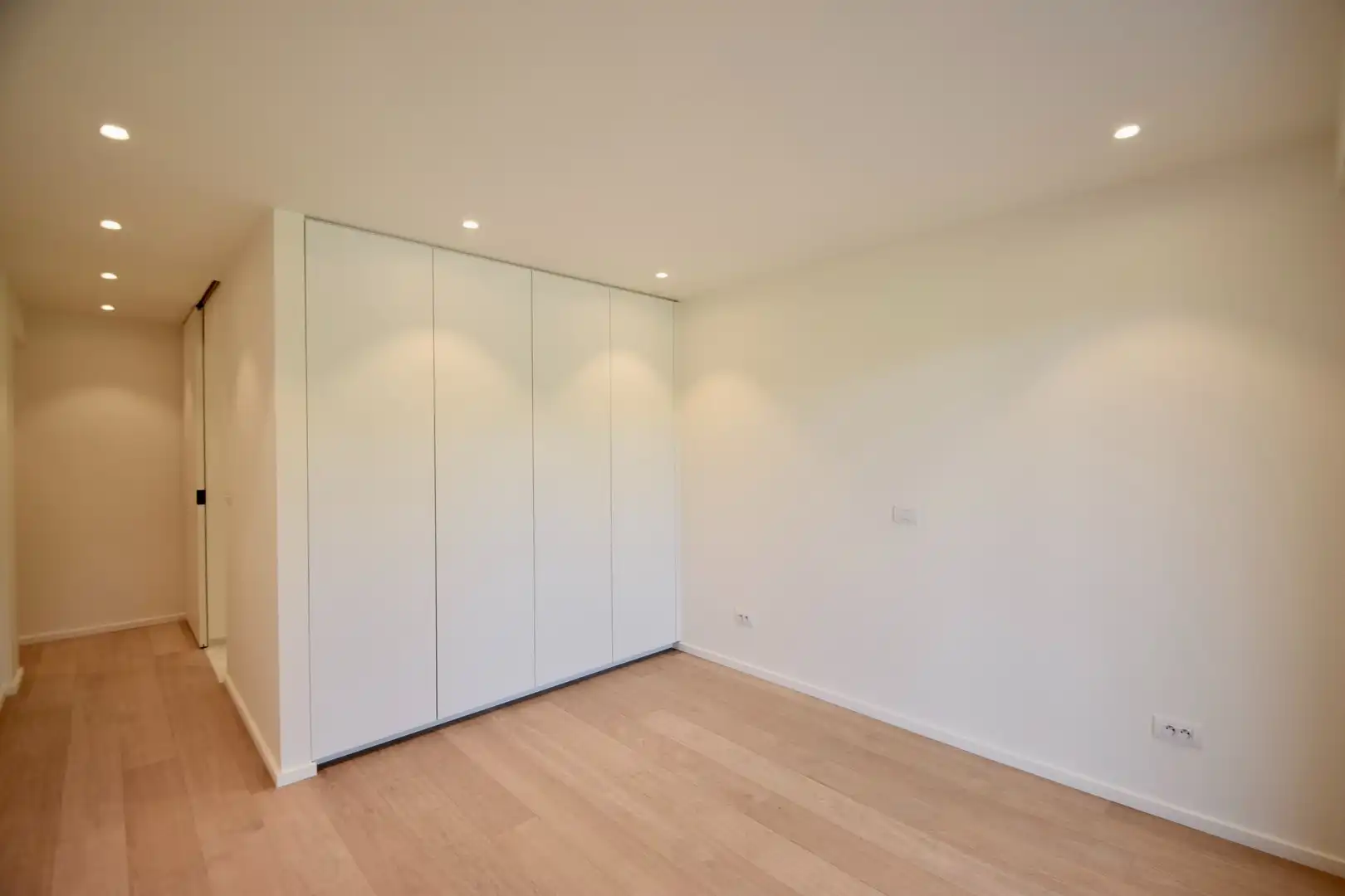 Zonovergoten tuin appartement met groot terras en prachtige tuin gelegen in het exclusieve domein Tennis Gardens. foto 16