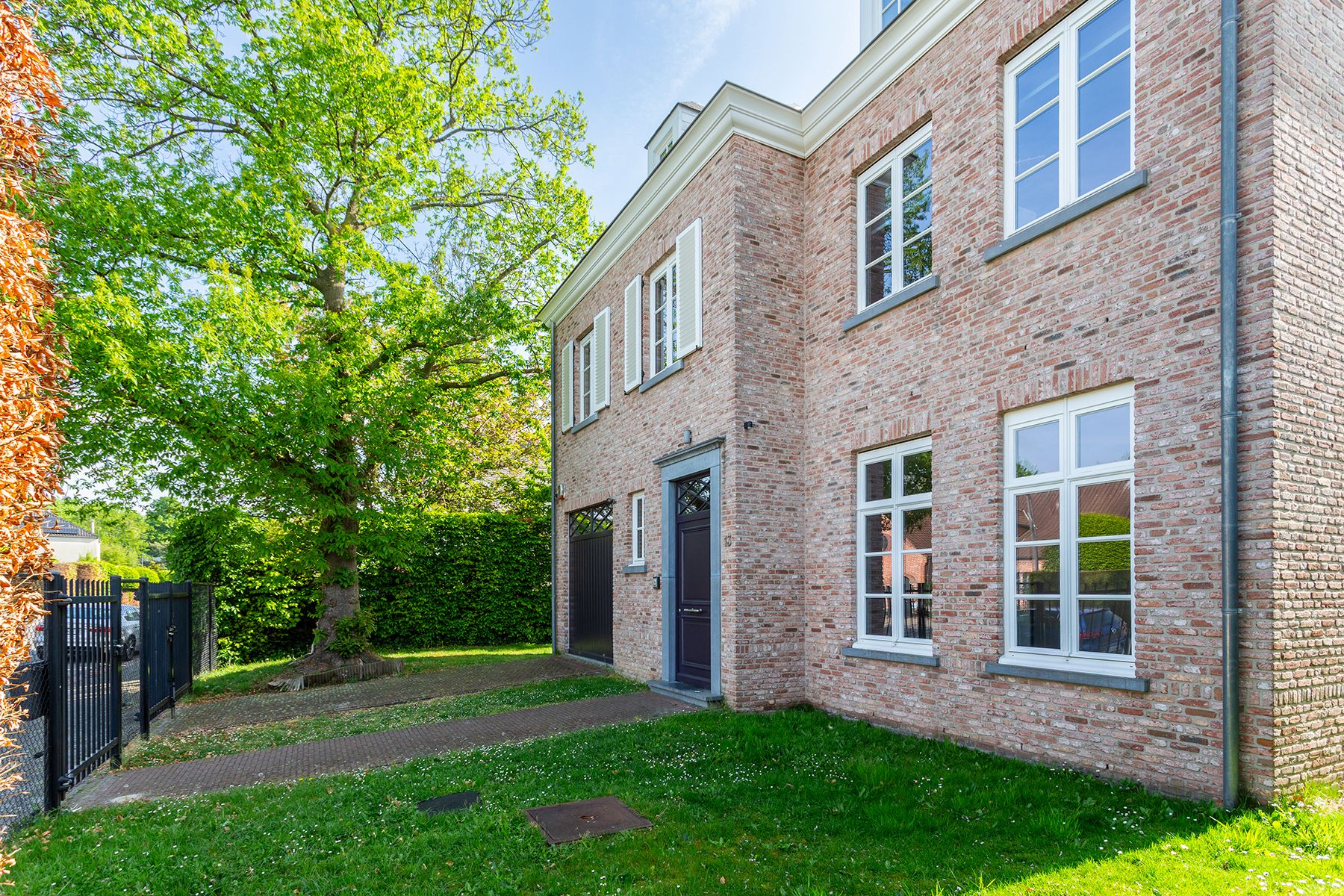 Exclusieve villa met tuin in rustige Elsdonckwijk foto {{pictureIndex}}