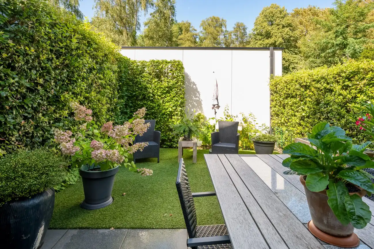 Recent nieuwbouwappartement met groot terras, stadstuintje en 2 autostaanplaatsen in het hartje van het vernieuwde dorp van Zeveneken! foto 14