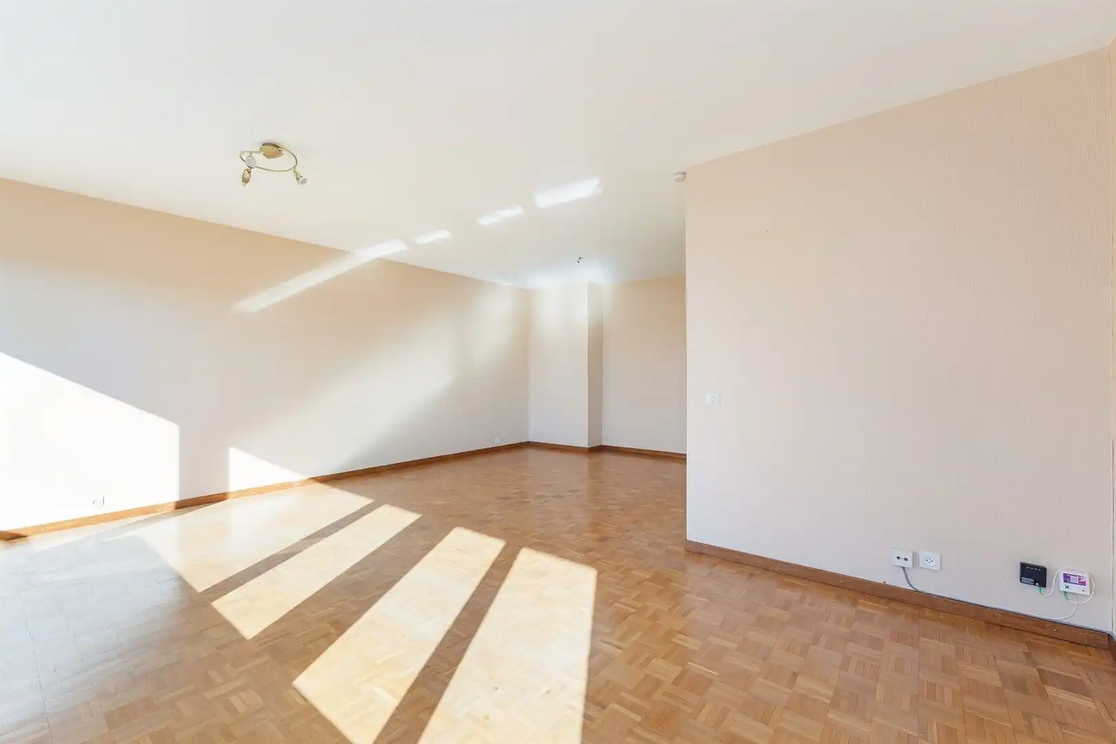 Lichtrijk appartement met panoramisch uitzicht, groot terras en parking foto 9