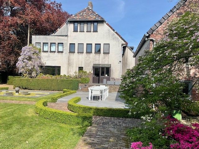 Hoofdfoto van de publicatie: Architecturale villa “Zonnewende” met parktuin in centrum Bree – erfgoed met ziel