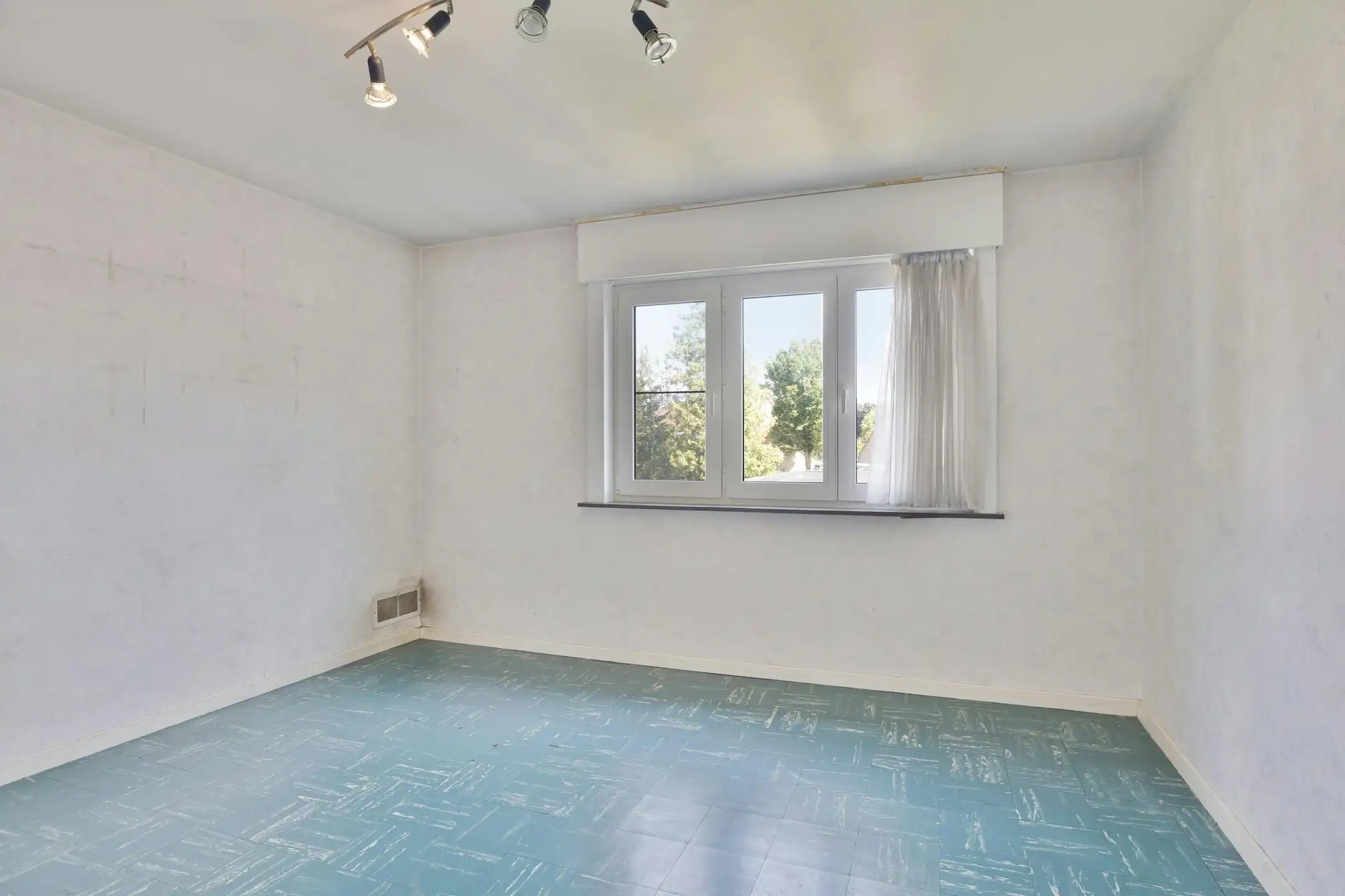 Ruime gezinswoning met tuin te koop in Roeselare foto 10