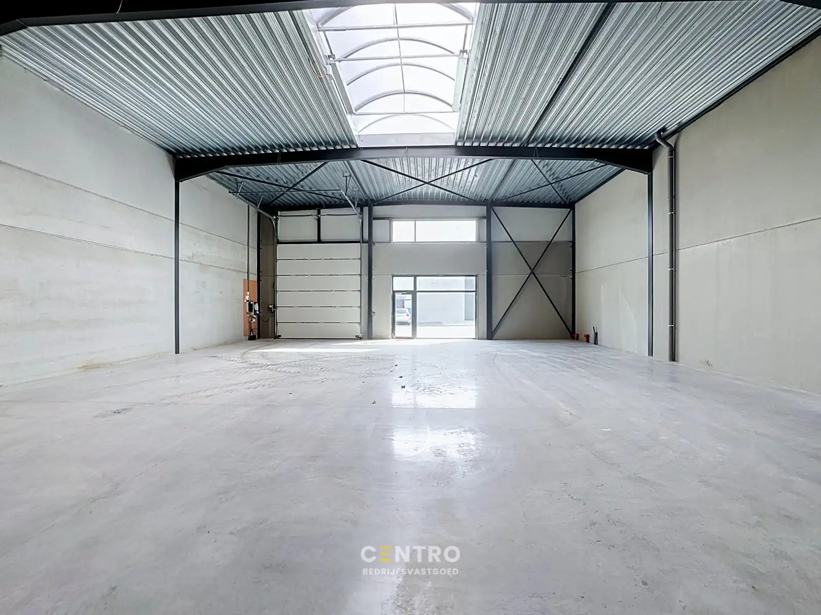 Goed geïsoleerde (vorstvrij) NB OPSLAGRUIMTE (255m²) met grote glaspartij (burelen) en 2 private parkeerplaatsen voor de deur. Op industriezone te Aalter. foto 8