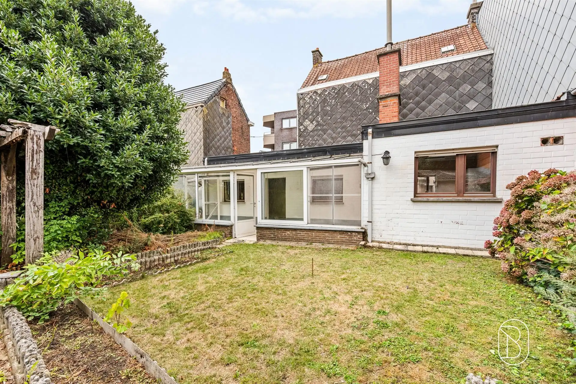 Goedgelegen degelijke woning met extra bouwgrond foto 4