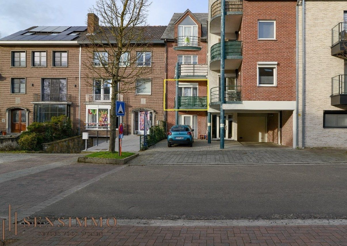 Tweeslaapkamer appartement met privé parkeerplaats in hartje Genk, ideaal voor eigen bewoning of investering! foto 2