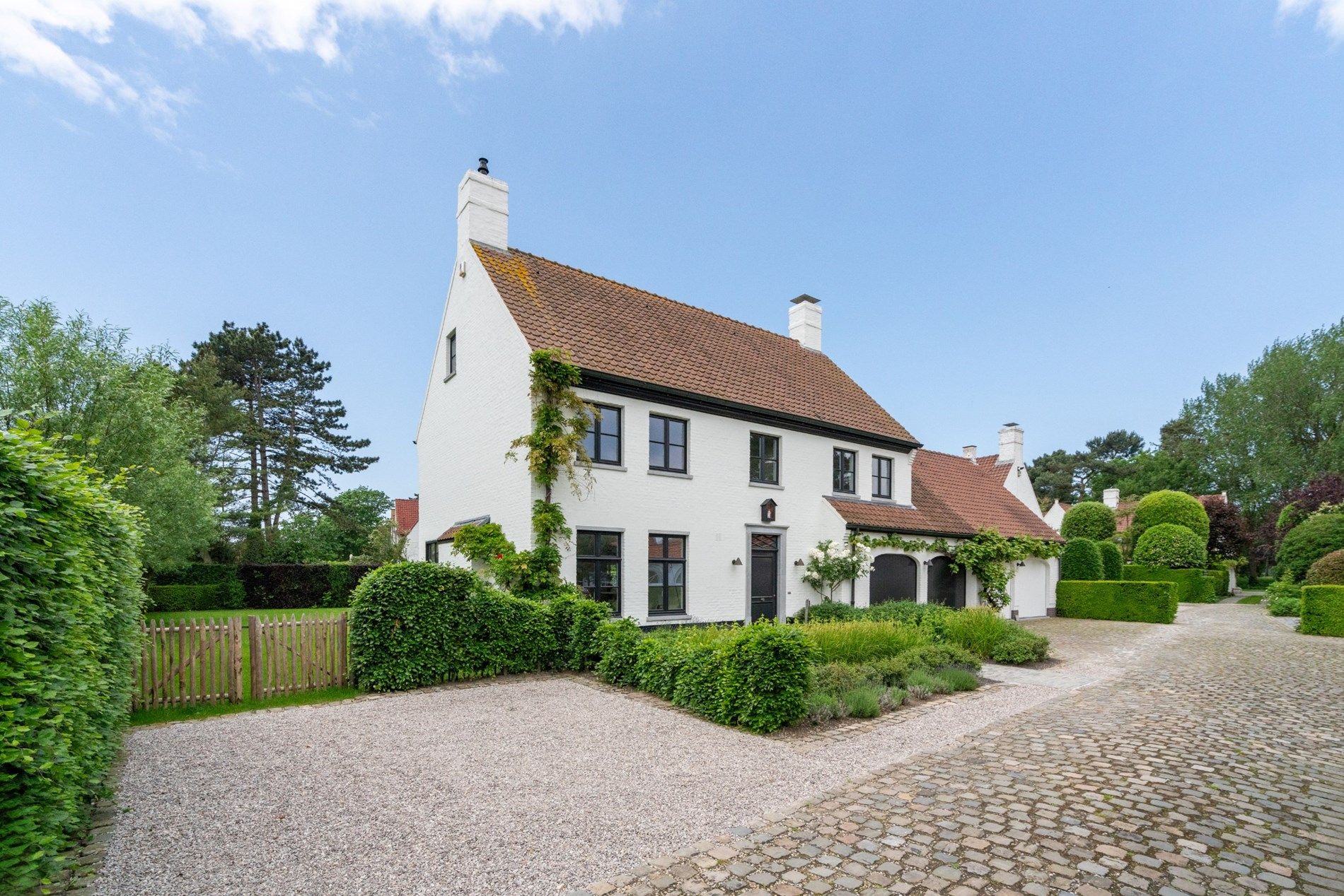 Prachtig gerenoveerde villa gelegen op een unieke locatie in het Zoute. foto {{pictureIndex}}