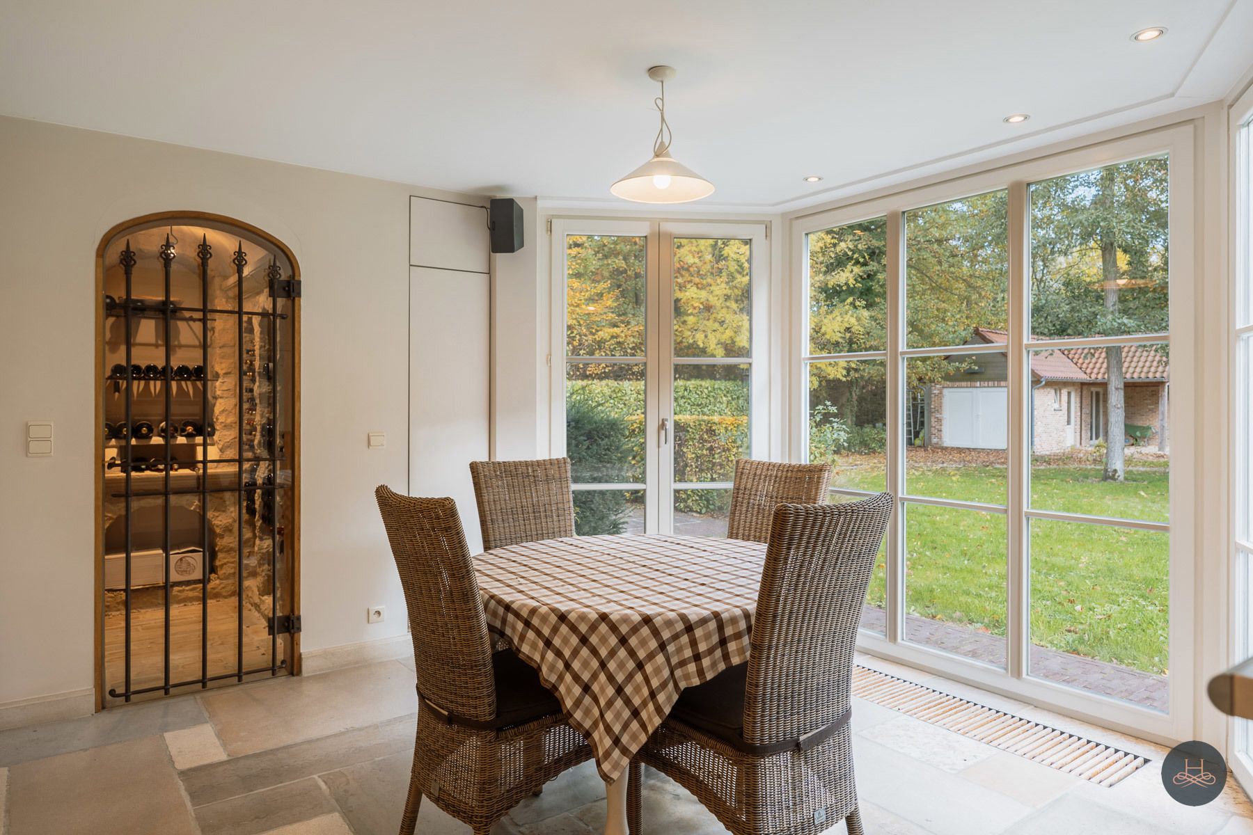 Riant landhuis met zwembad op ruim perceel in rustige wijk foto 14