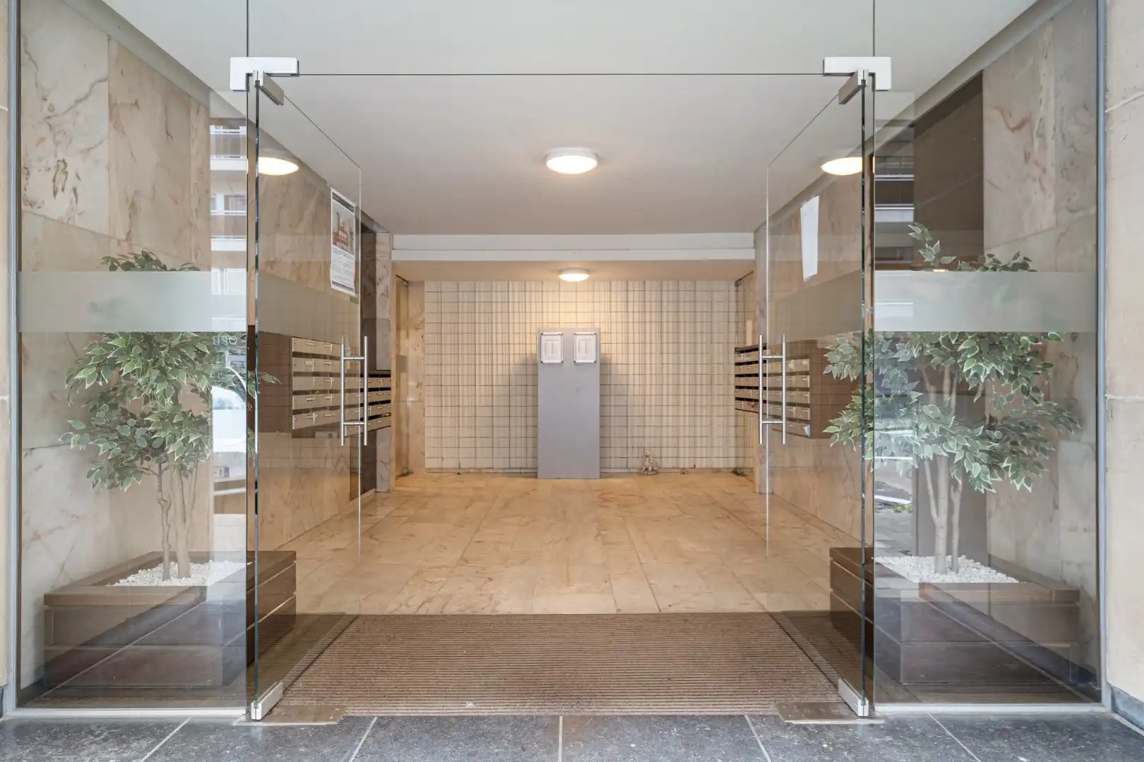 Handelspand op toplocatie, 226m², ruime parkeergelegenheid foto 2