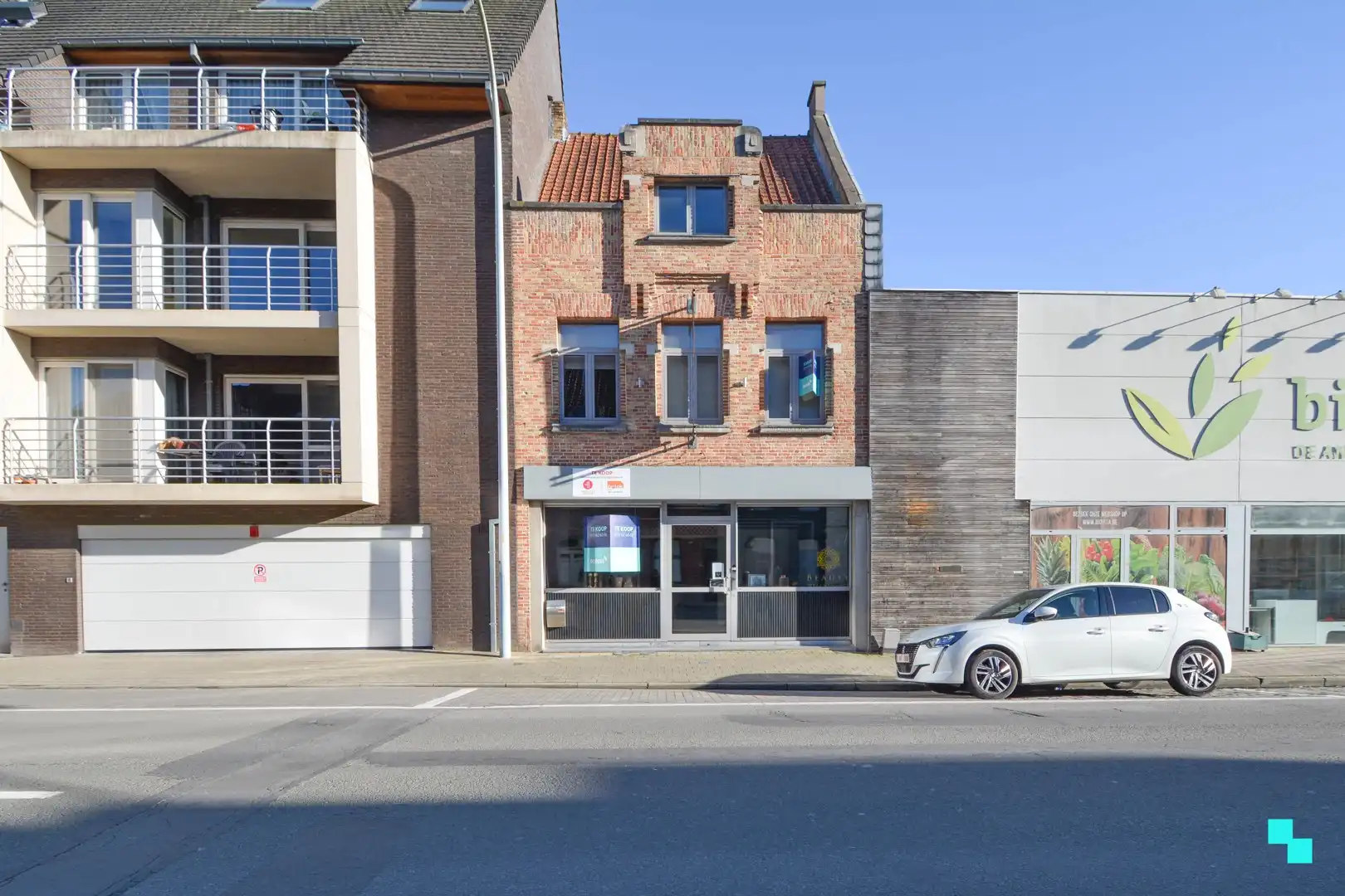 Commercieel pand met woonst en parking te Roeselare foto {{pictureIndex}}