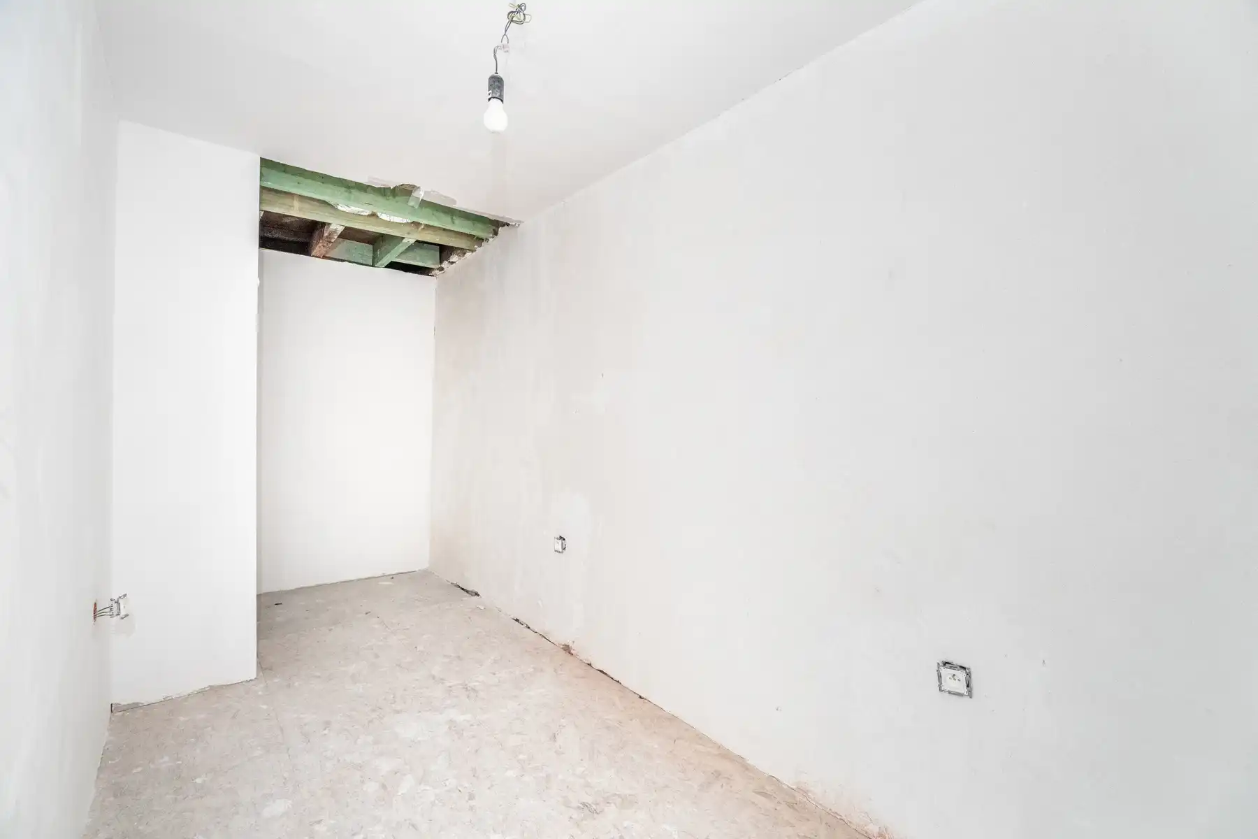 Te renoveren woning met veel potentieel foto 11
