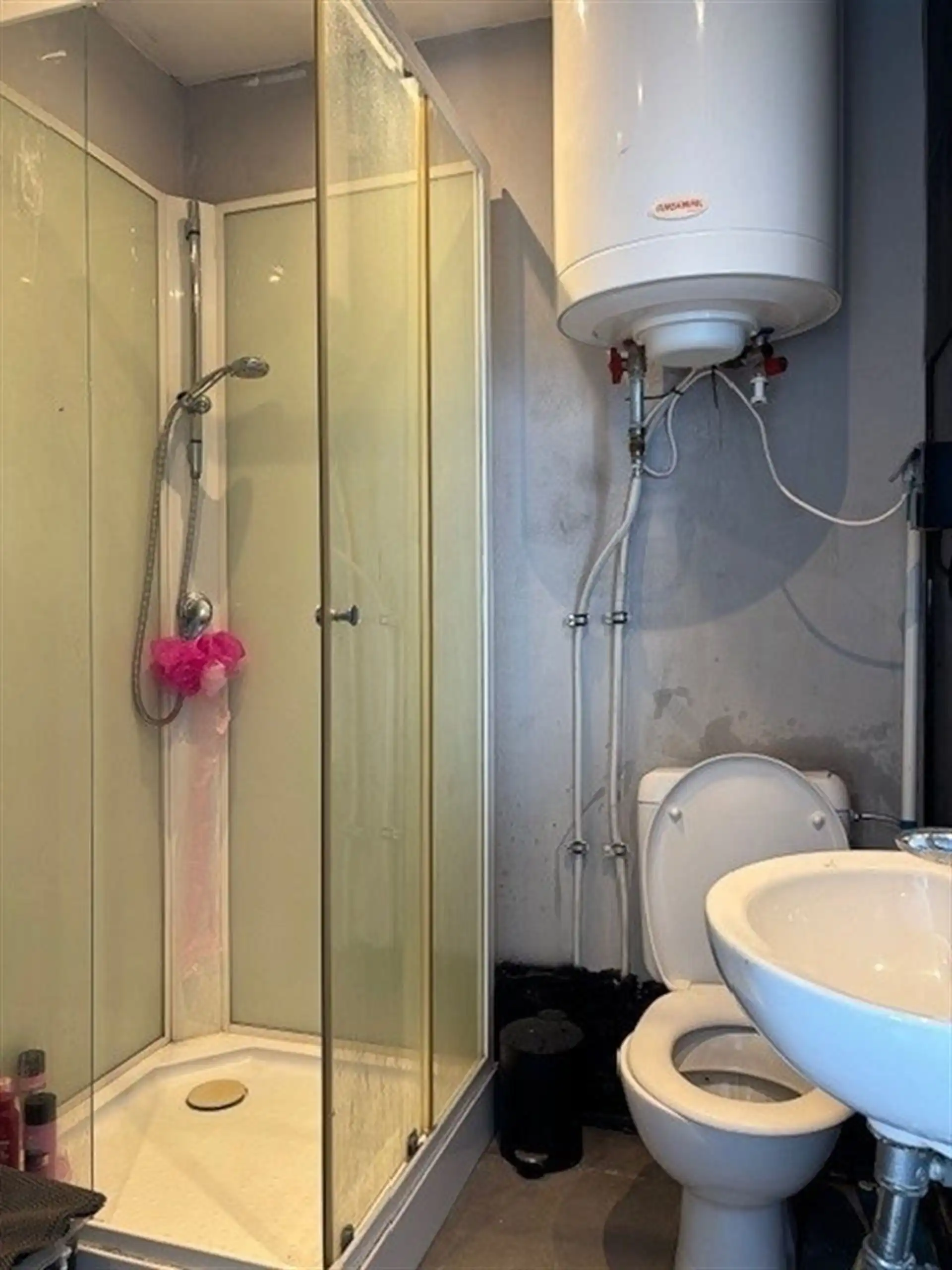 Handelspand met bovenliggend appartement met 1 slaapkamer gelegen op commerciële locatie in Maasmechelen! foto 14