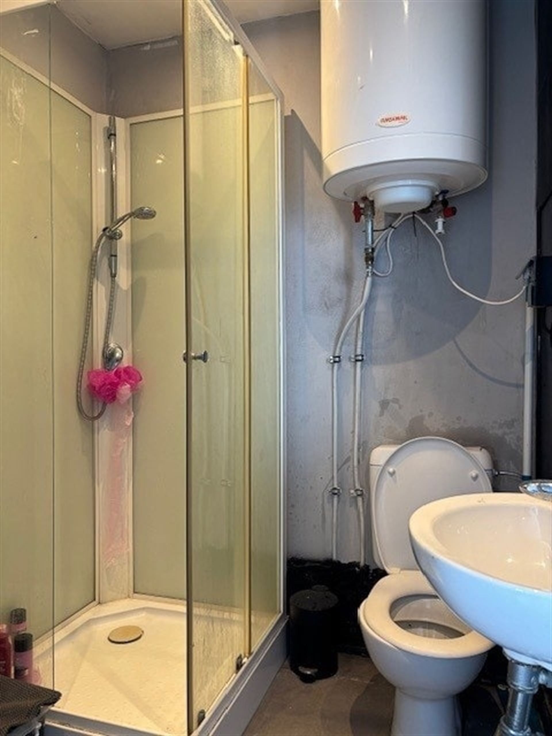 Handelspand met bovenliggend appartement met 1 slaapkamer gelegen op commerciële locatie in Maasmechelen! foto 14