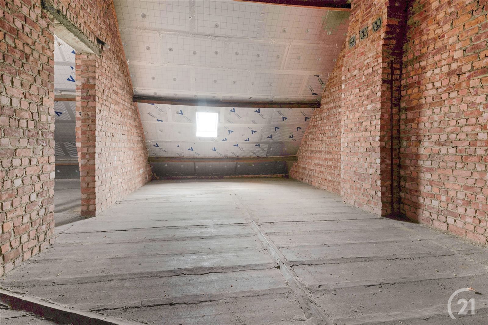 Karaktervolle driegevel villa met grote garage foto 22