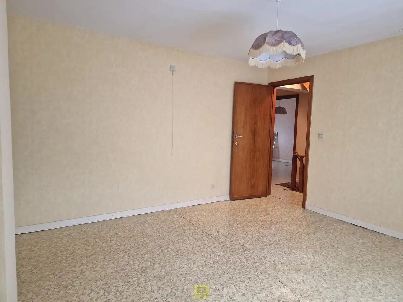Gezinswoning met 4 slaapkamers, garage en ruime zolder (= extra kamers), rustig gelegen foto 11