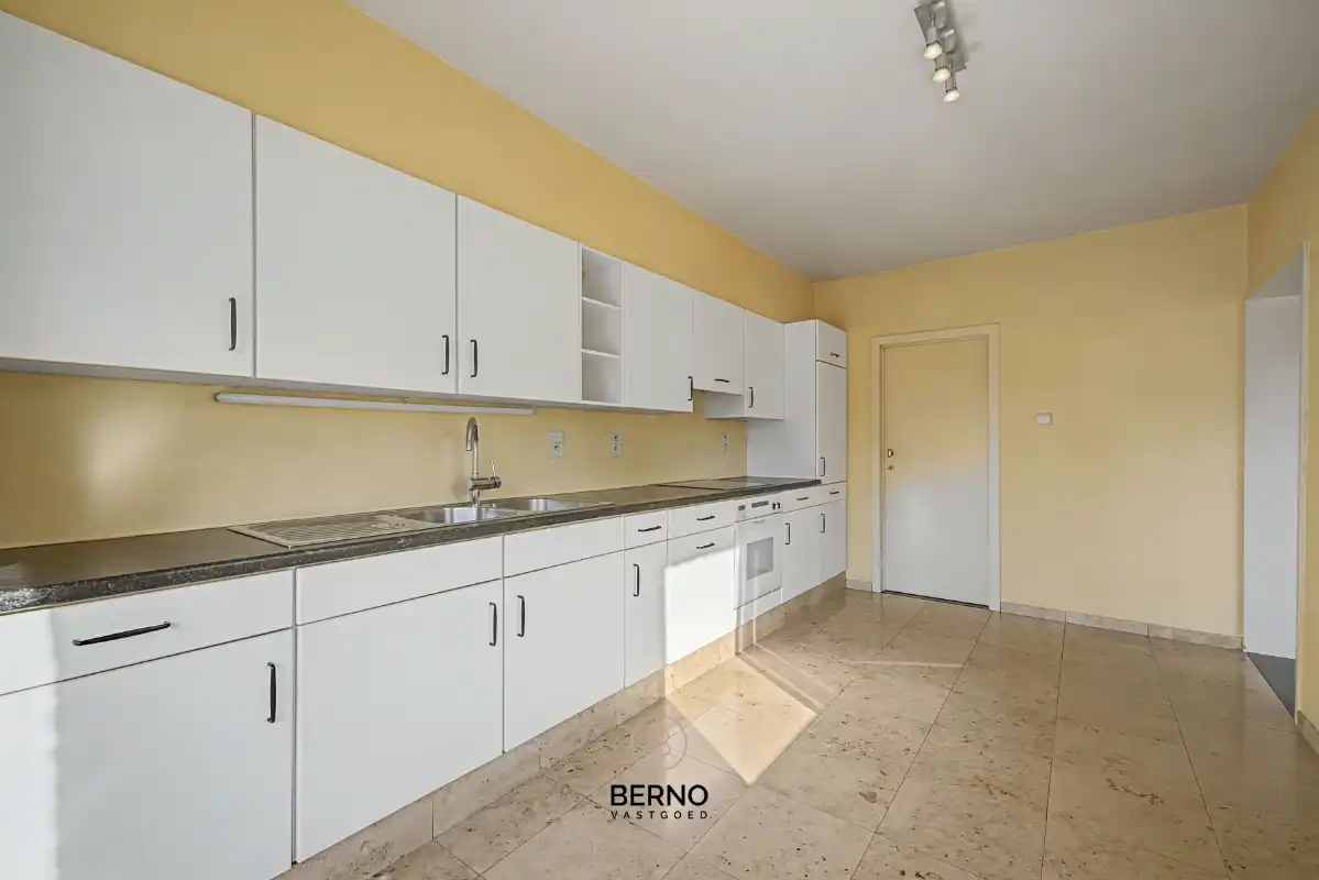 Rijwoning met ruime garage en zongerichte tuin. foto 5