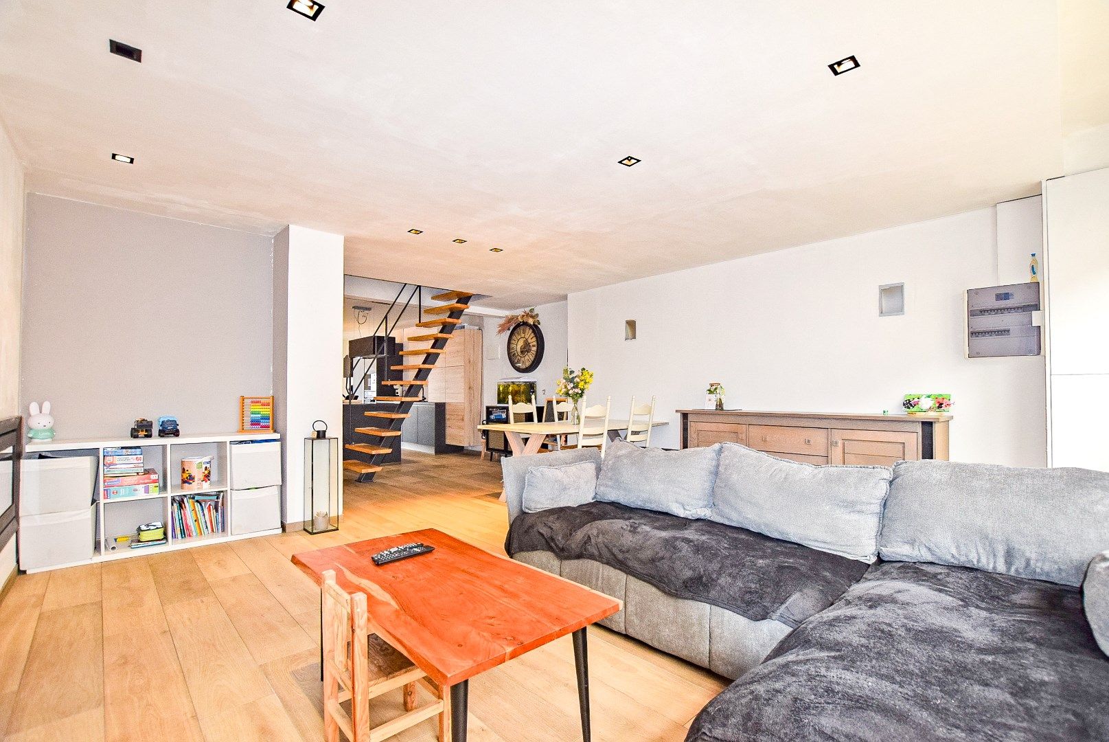 Hoofdfoto van de publicatie: Instapklare rijwoning met 3 slaapkamers en tal van mogelijkheden.