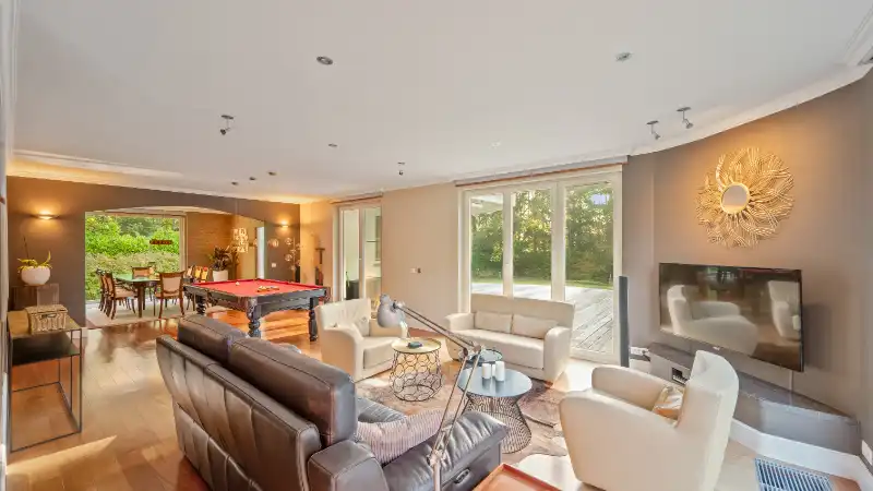 Exclusief gelegen stijlvolle villa op 24 are palende aan natuurgebied foto 4