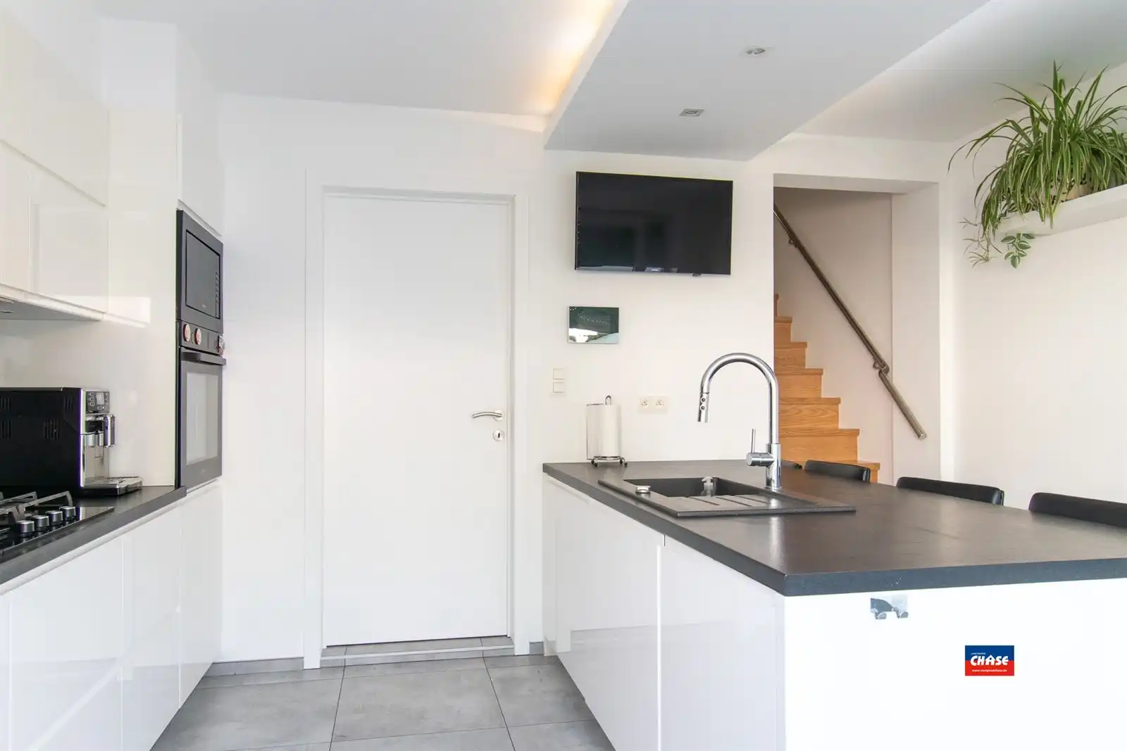 Gerenoveerde woning met terras, drie slaapkamers en garage foto 9