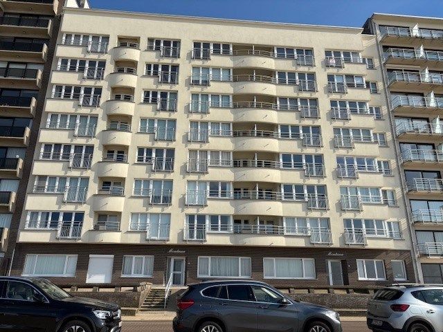 Topper! Drieslaapkamerappartement met ruim frontaal zeezicht gelegen op het rustige gedeelte van de zeedijk van Middelkerke foto {{pictureIndex}}