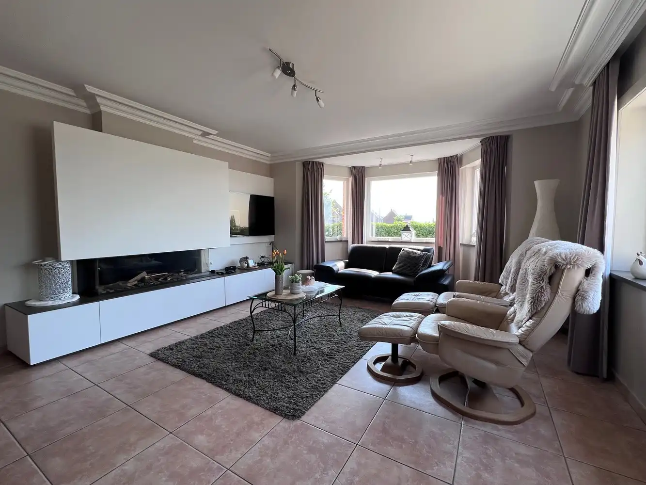 Instapklare woning met 4 slaapkamers, loods en dubbele garage foto 3