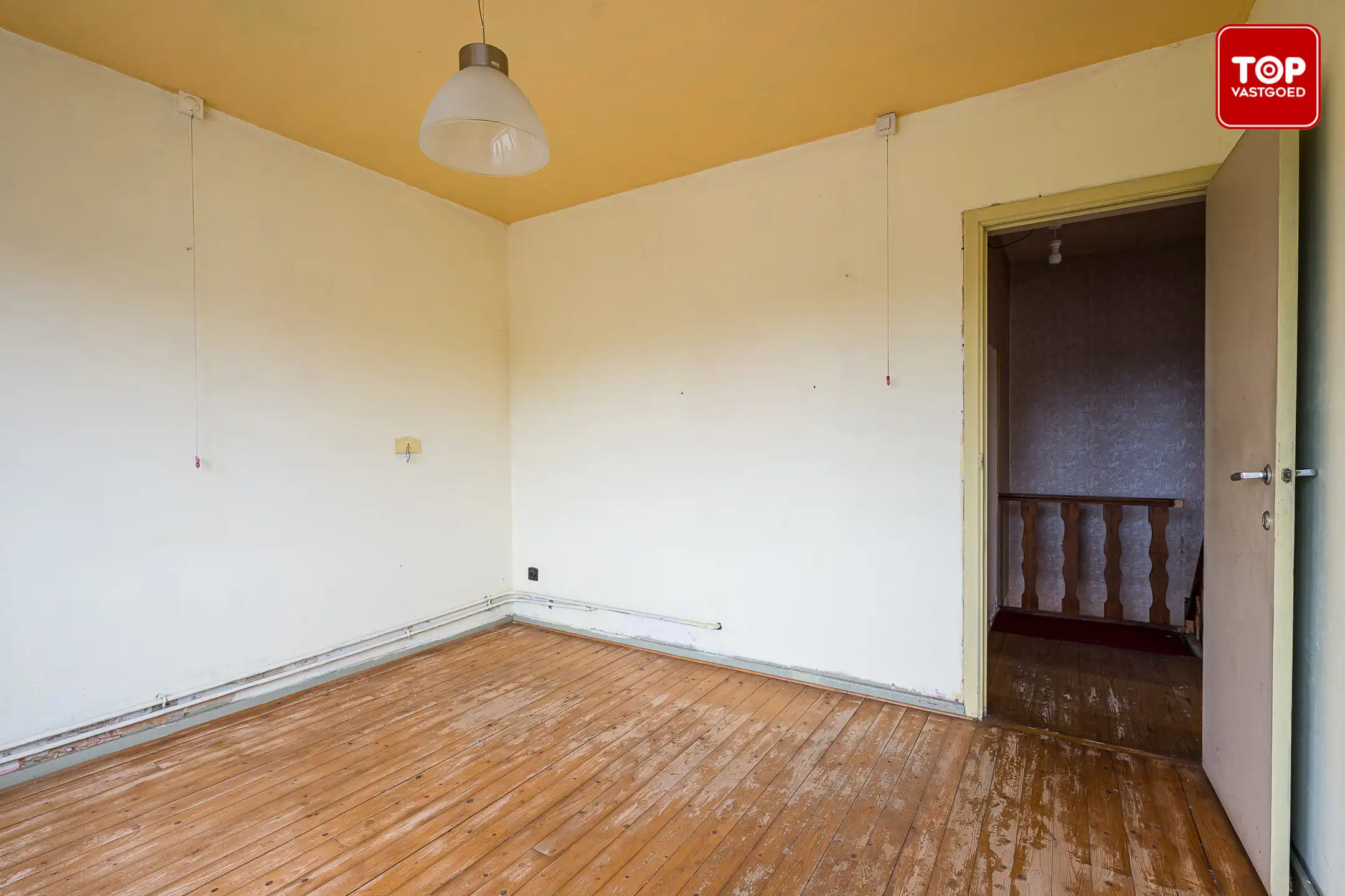 Op te frissen half open bebouwing met 3 slaapkamers, tuin en garage.  foto 21