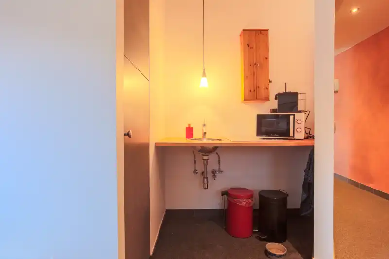 Centraal gelegen, design- kantoorruimte van +/- 100m². ENERGIELABEL B foto 7