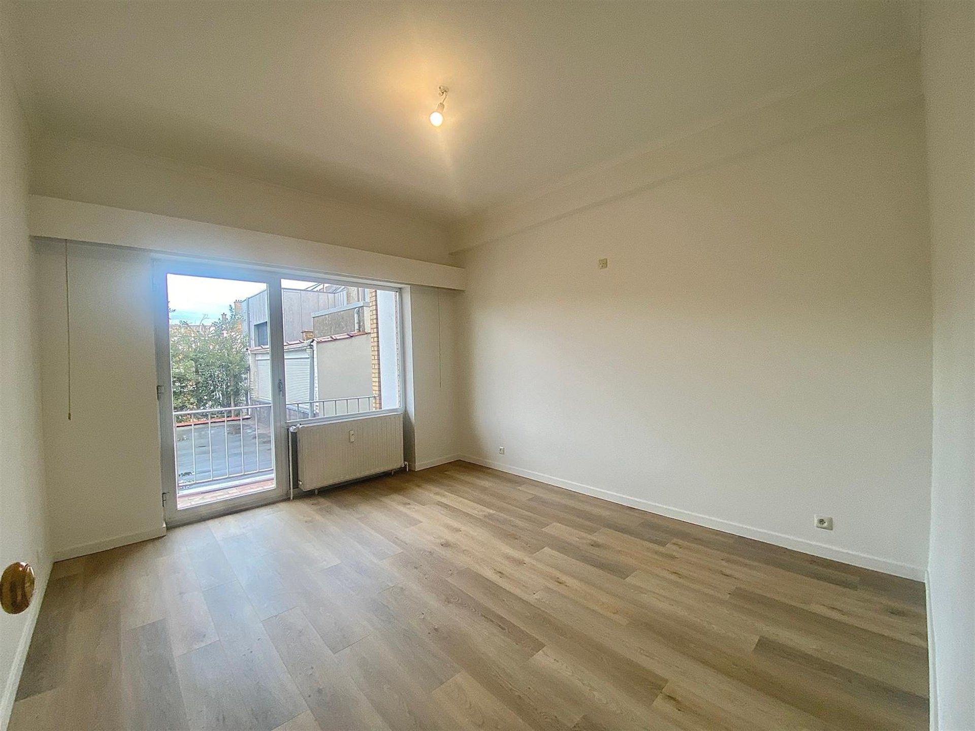 Zeer ruim appartement met drie slaapkamers en garage  foto 16