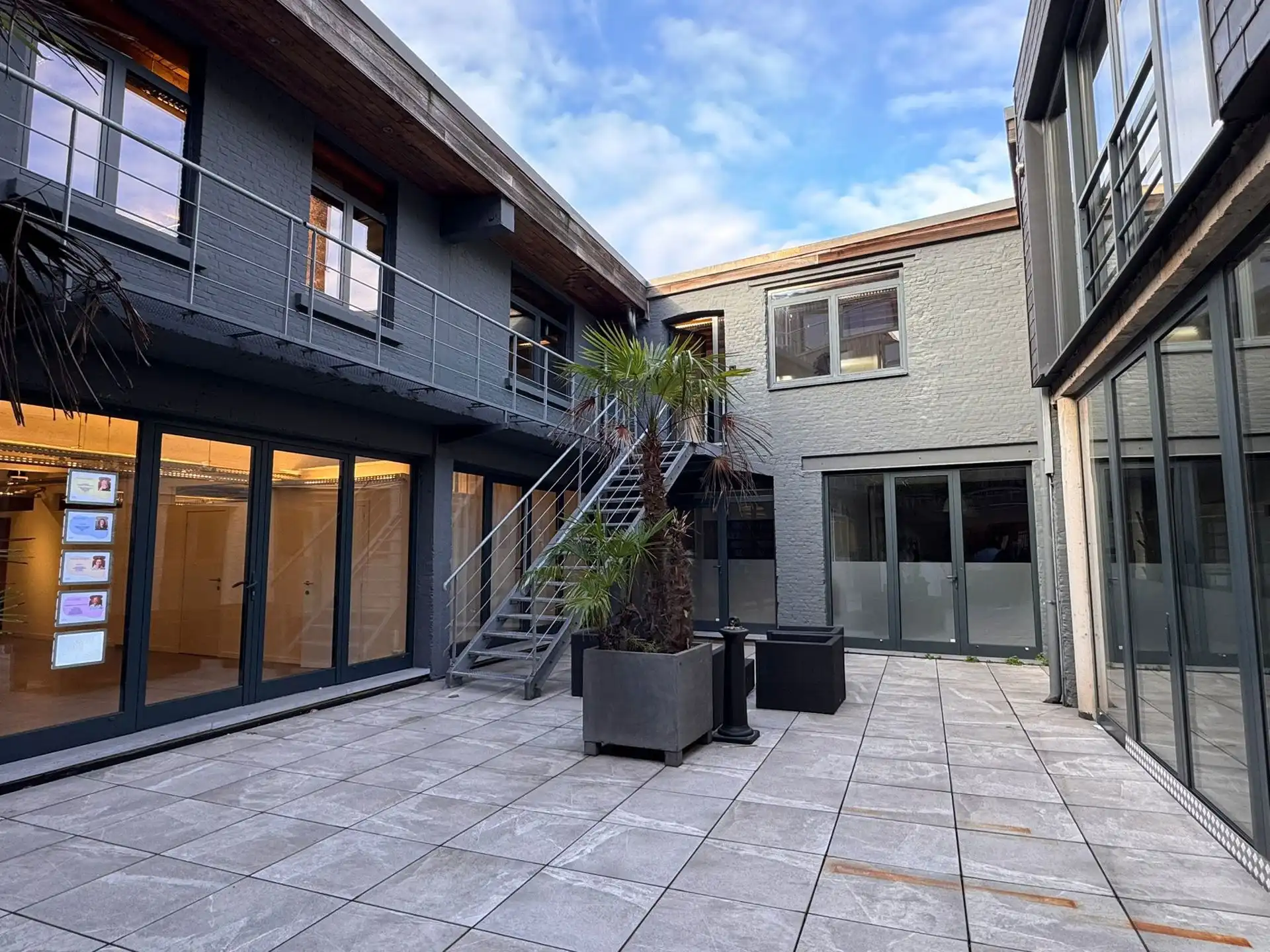 Instapklare kantoorruimte te huur te Antwerpen foto {{pictureIndex}}